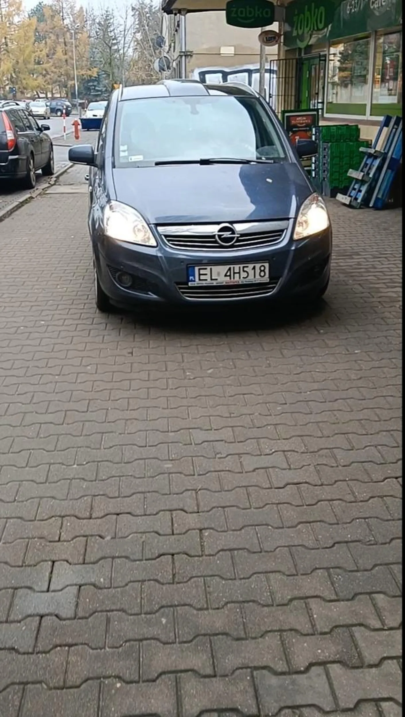 Jeździ po chodniku.