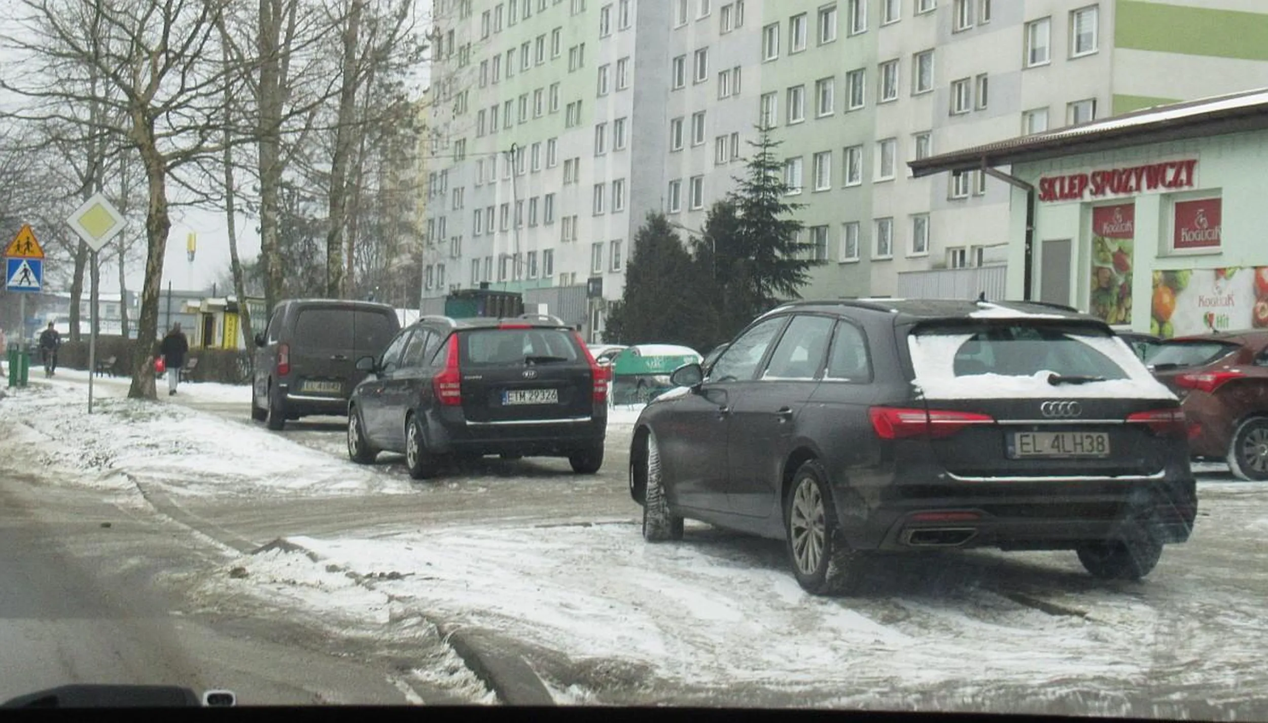 Jazda wzdłuż po chodniku i parkowanie na zakazie zatrzymywania, w dodatku z dala od krawędzi jezdni.