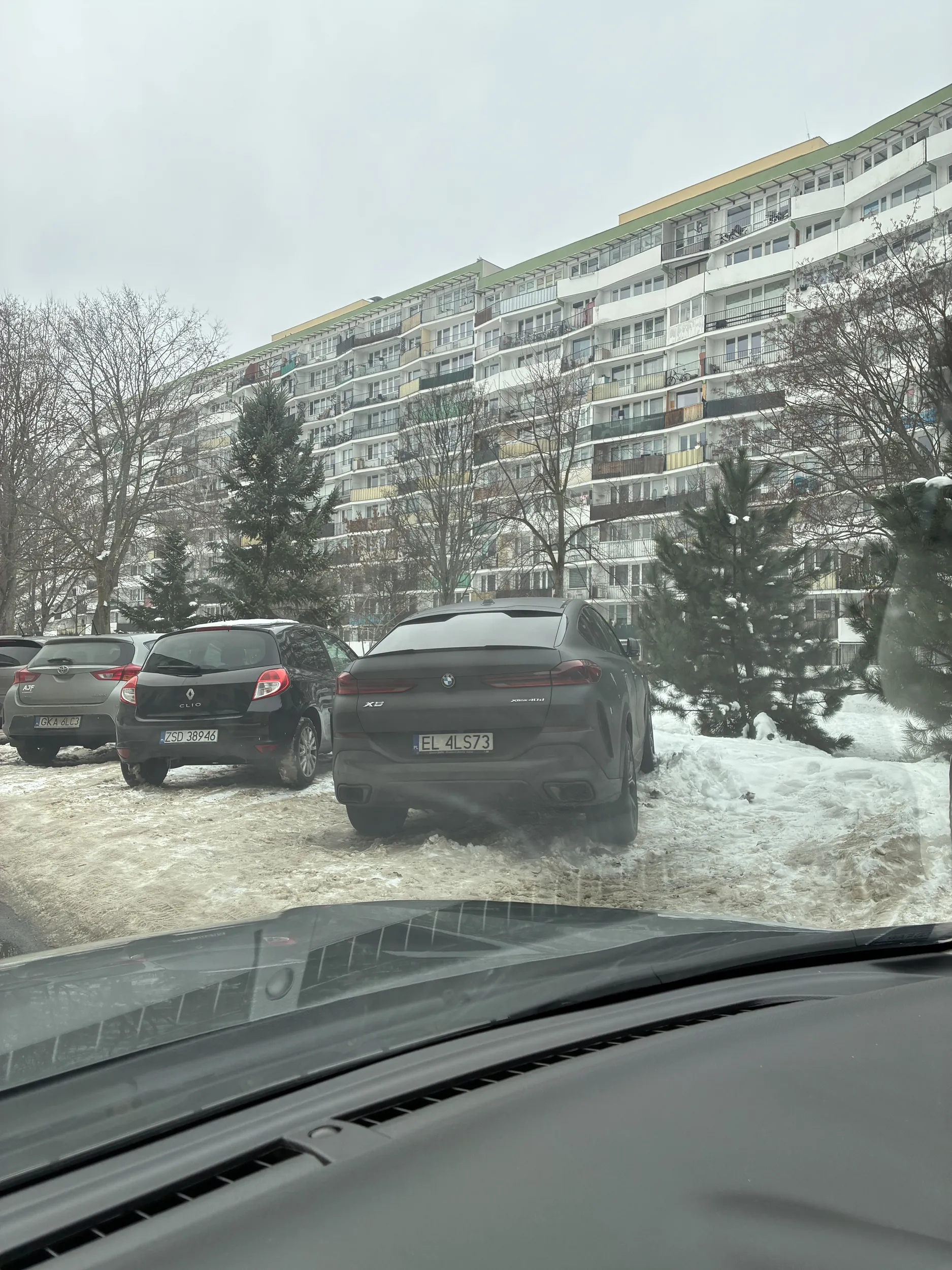 Nie każdy potrafi zaparkować na dwóch miejscach z taką dokładnością. Talent rzadki.