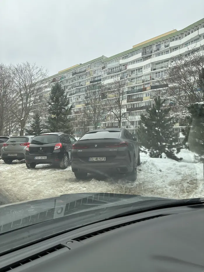 Nie każdy potrafi zaparkować na dwóch miejscach z taką dokładnością. Talent rzadki.