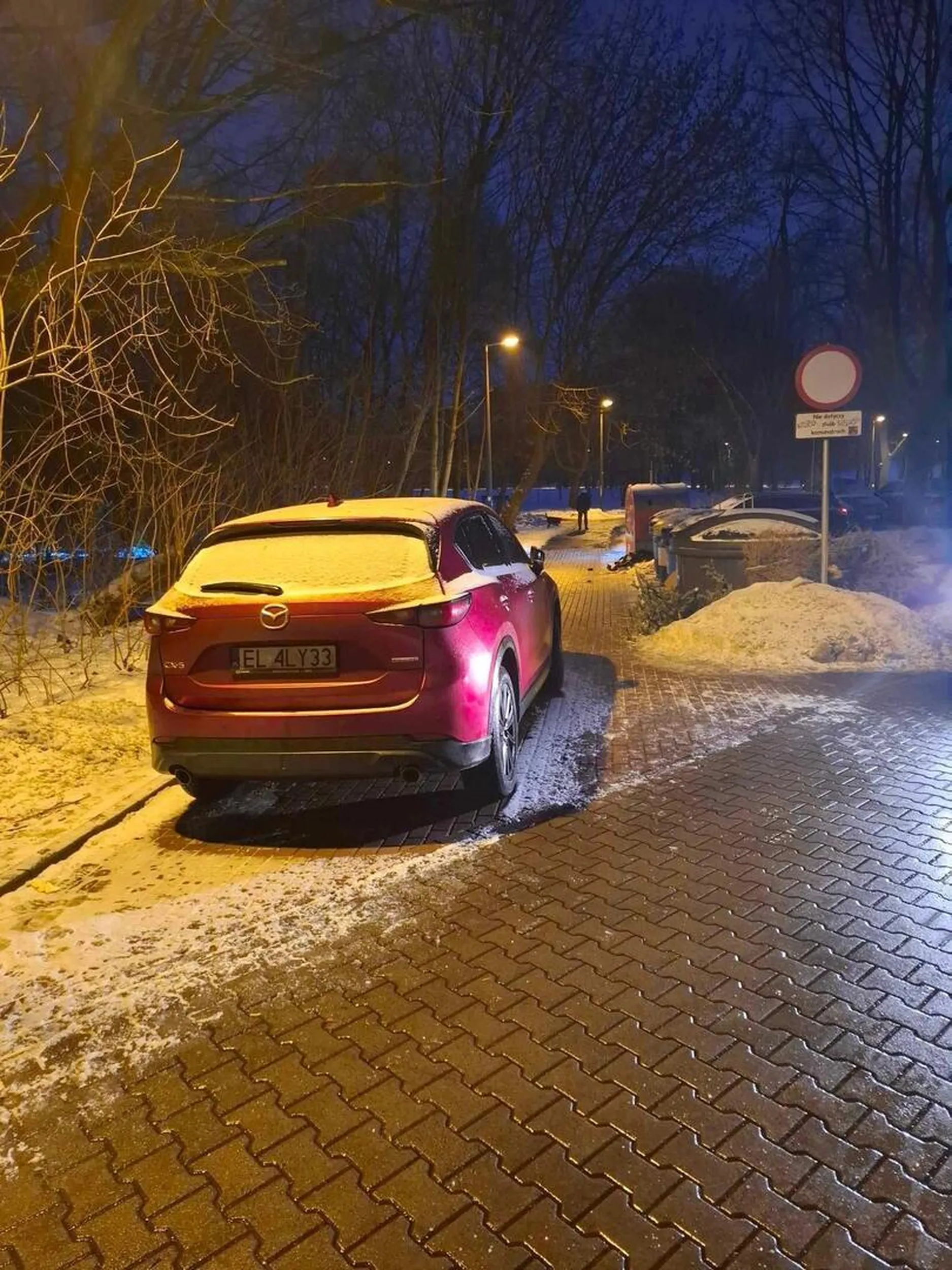 Zaparkował w miejscu do tego nieprzeznaczonym przejazd co uniemożliwiło odbiór śmieci służbom