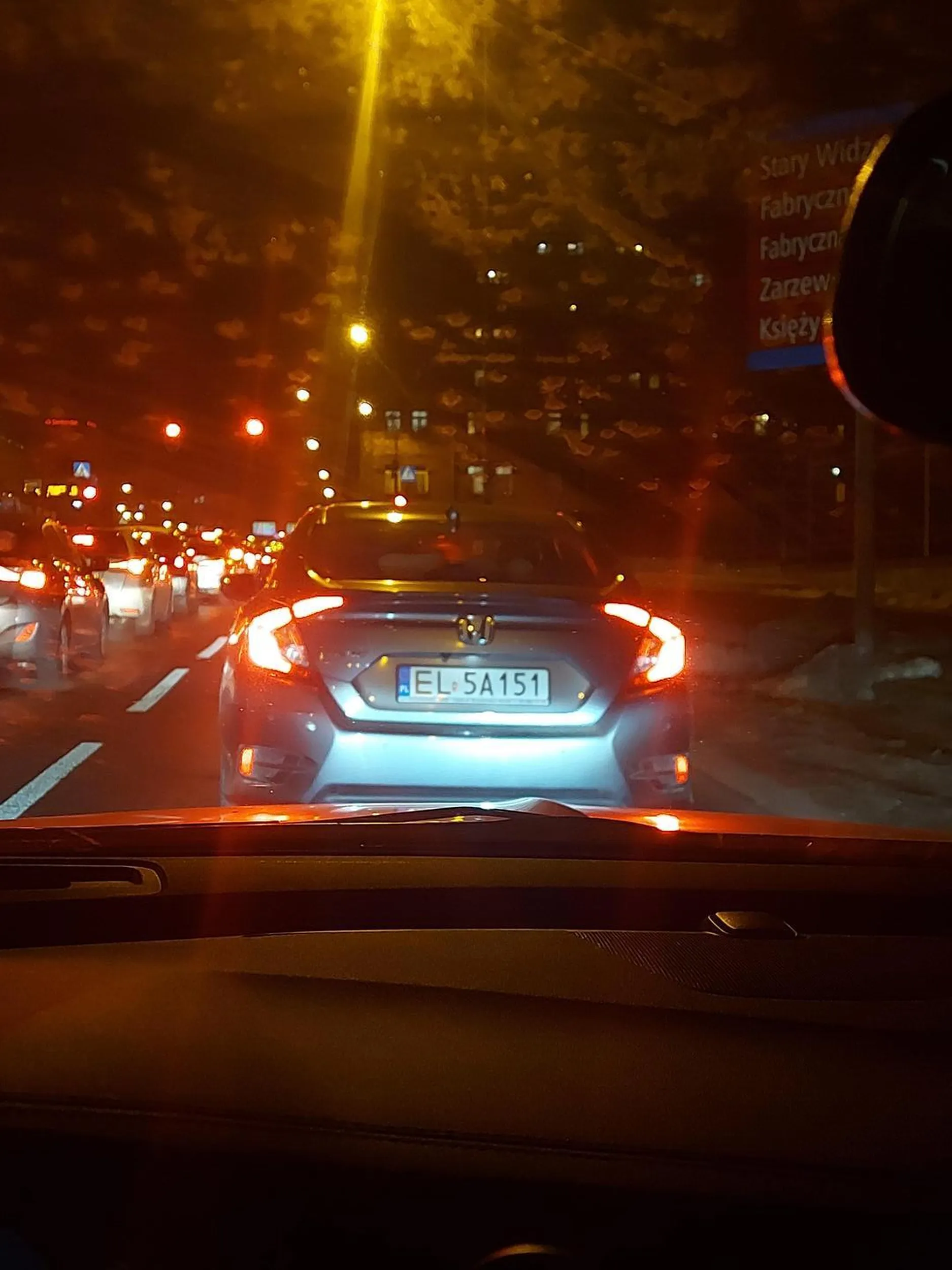 Blokuje całą drogę lewy pas na 3 pasmówce, po czym na 2 skrzyżowaniu skręca w prawo.