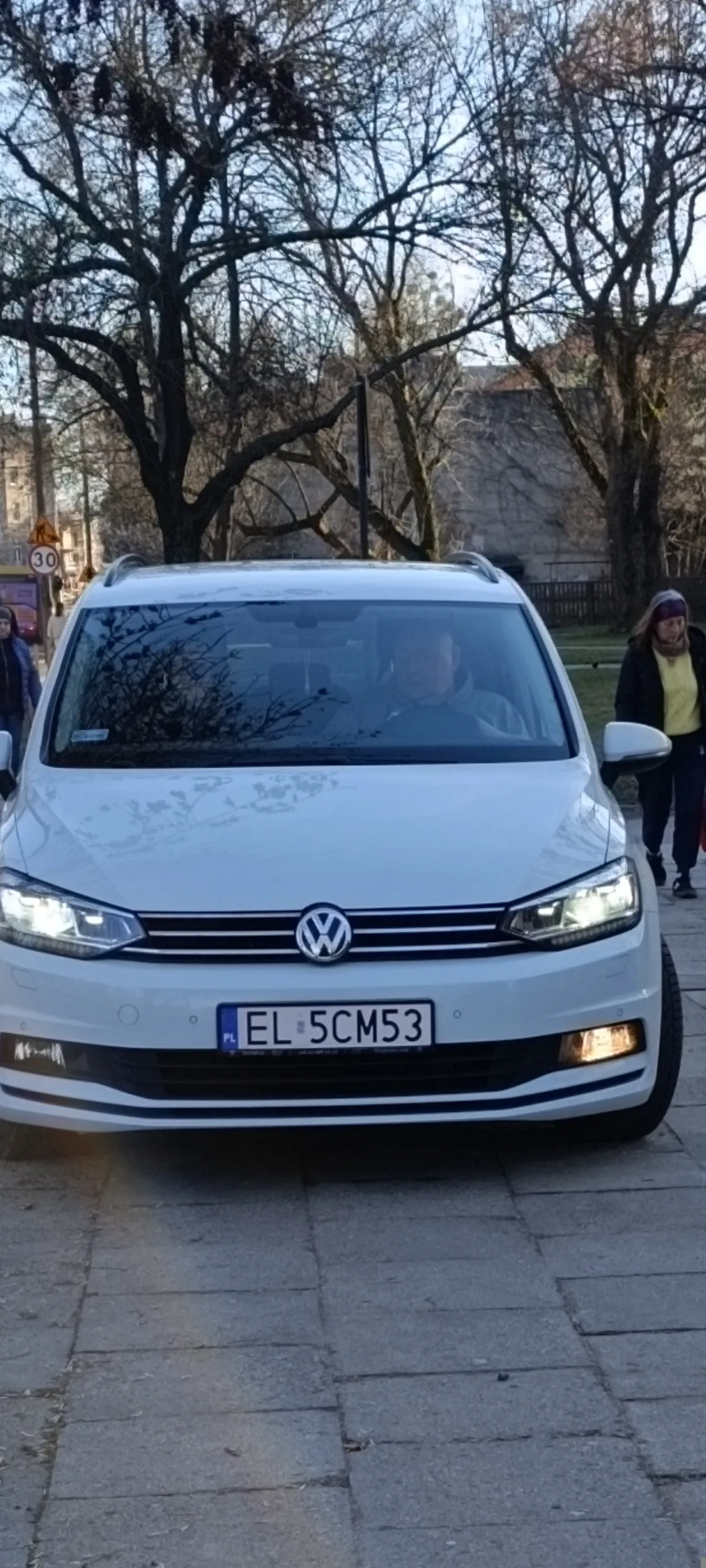 Pan w obawie przed straceniem piwnego brzucha, parkuje na chodniku zamiast na parkingu w pobliżu.