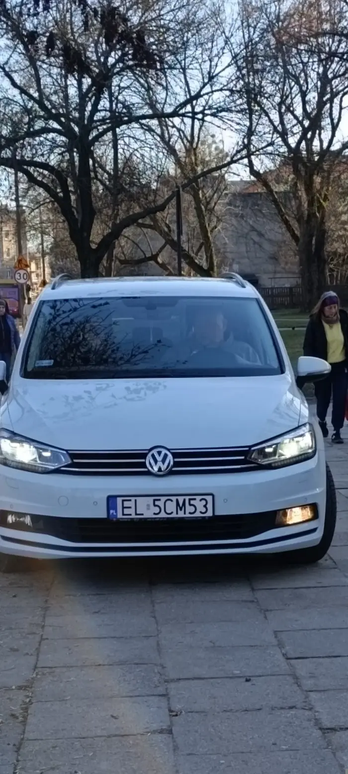 Pan w obawie przed straceniem piwnego brzucha, parkuje na chodniku zamiast na parkingu w pobliżu.