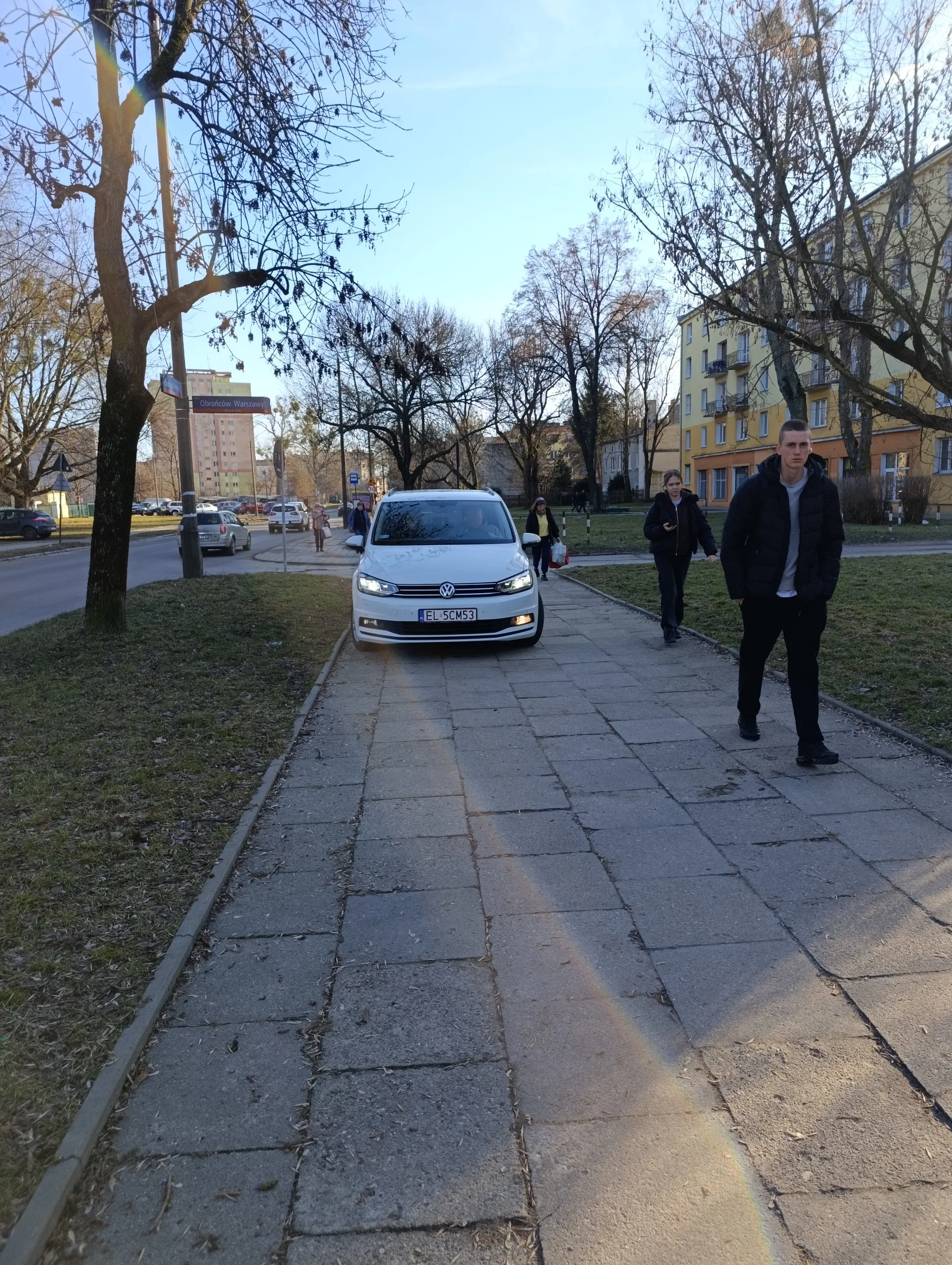 Pan w obawie przed straceniem piwnego brzucha, parkuje na chodniku zamiast na parkingu w pobliżu.