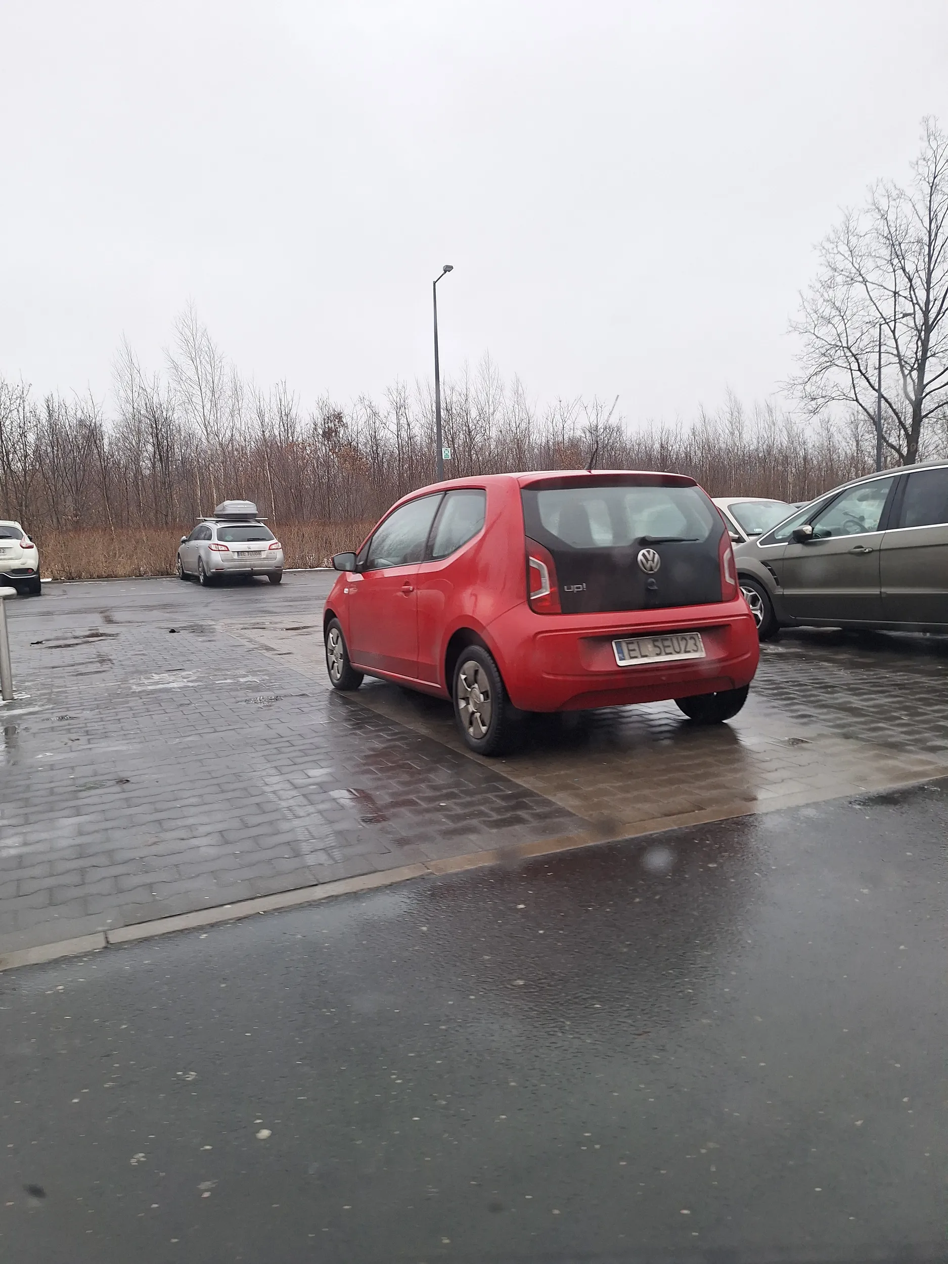 Jak ...izda na chodniku