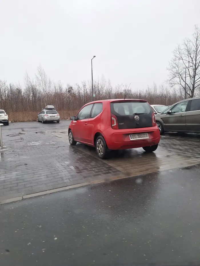 Jak ...izda na chodniku