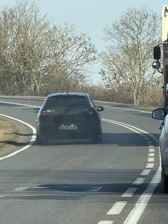 Dymi jakby palił kotami… wyprzedza na zakrętach i ciągłych