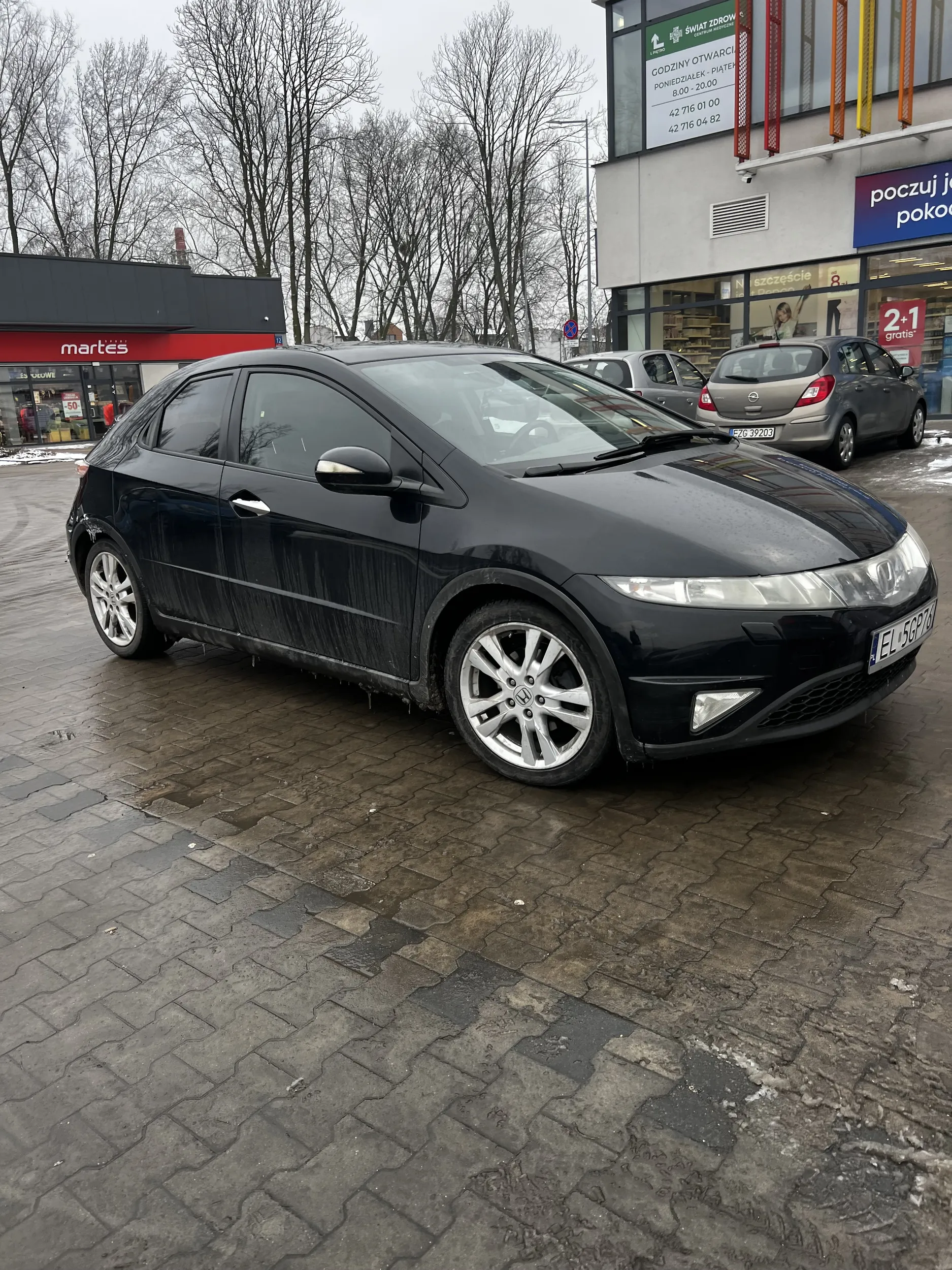 Król parkowania. Auto zostawia na środku, a inni niech się martwią