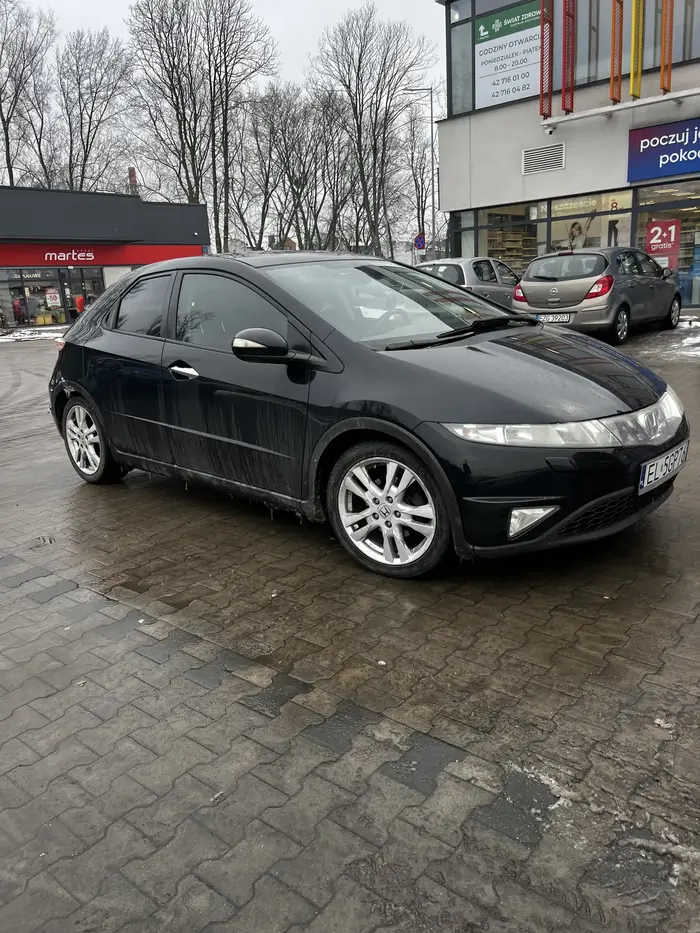 Król parkowania. Auto zostawia na środku, a inni niech się martwią