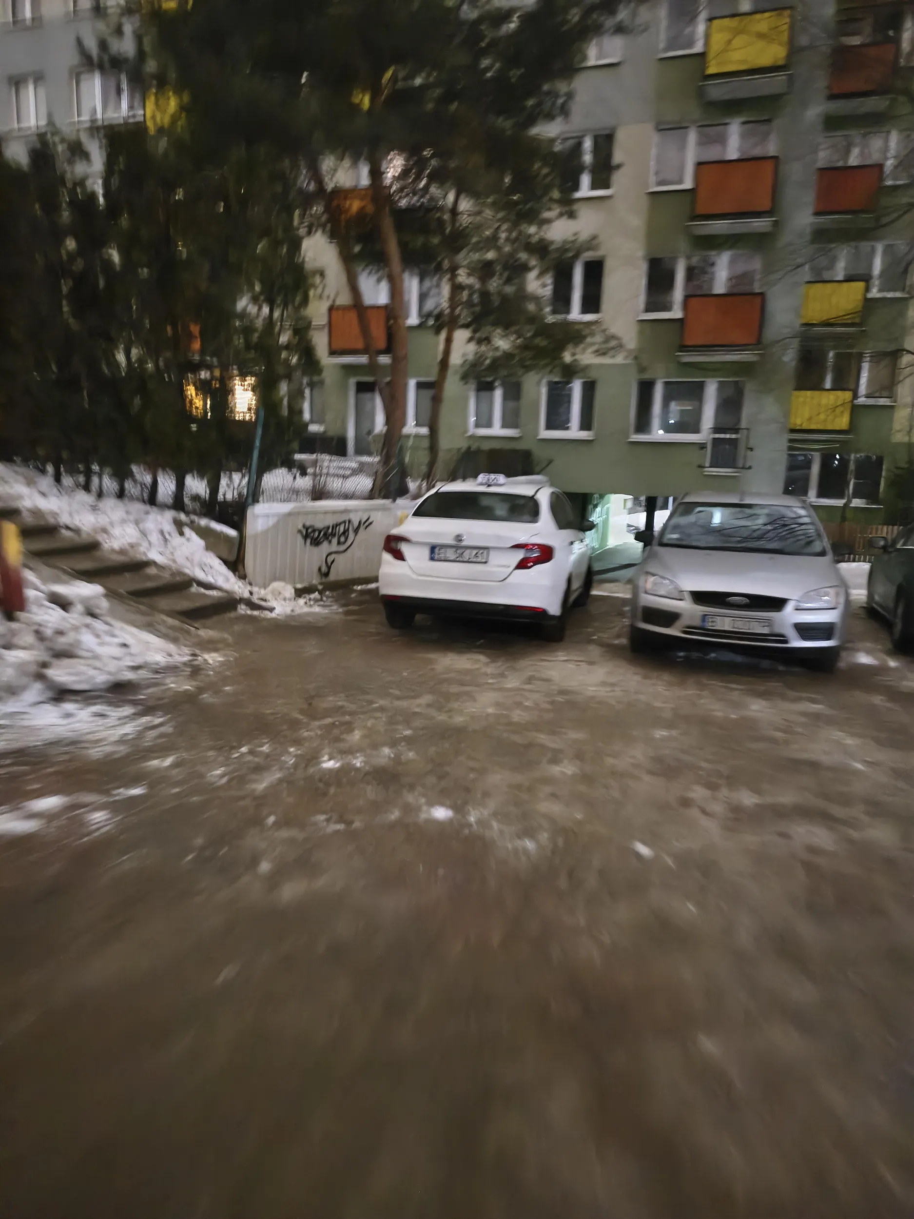 Nie potrafi parkować. Na środku przejścia. Nie szanujesz nawet samego siebie...