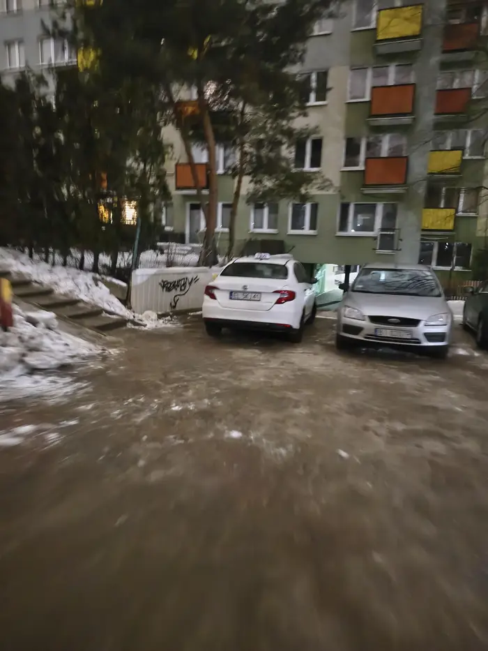 Nie potrafi parkować. Na środku przejścia. Nie szanujesz nawet samego siebie...