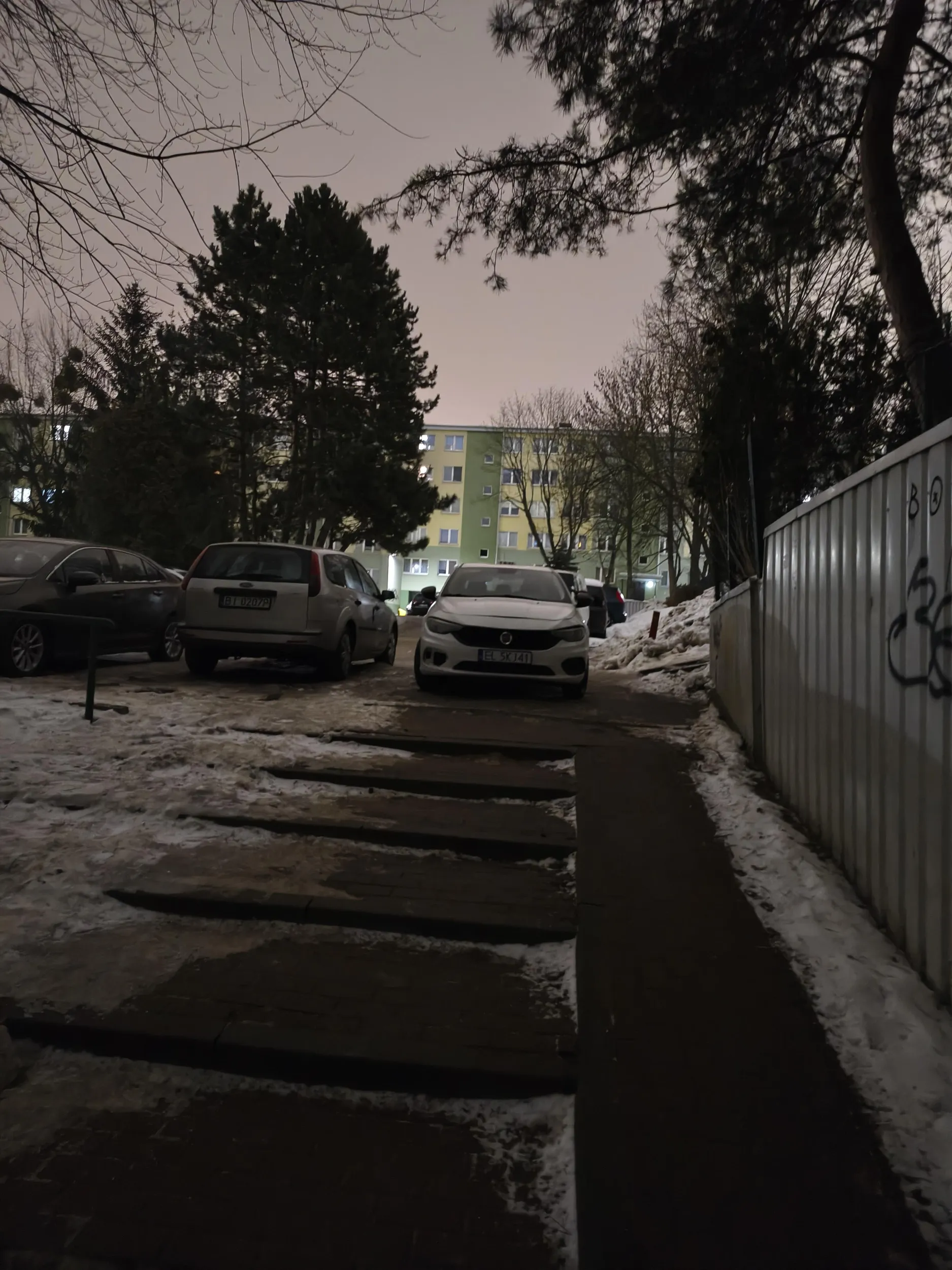 Nie potrafi parkować. Na środku przejścia. Nie szanujesz nawet samego siebie...