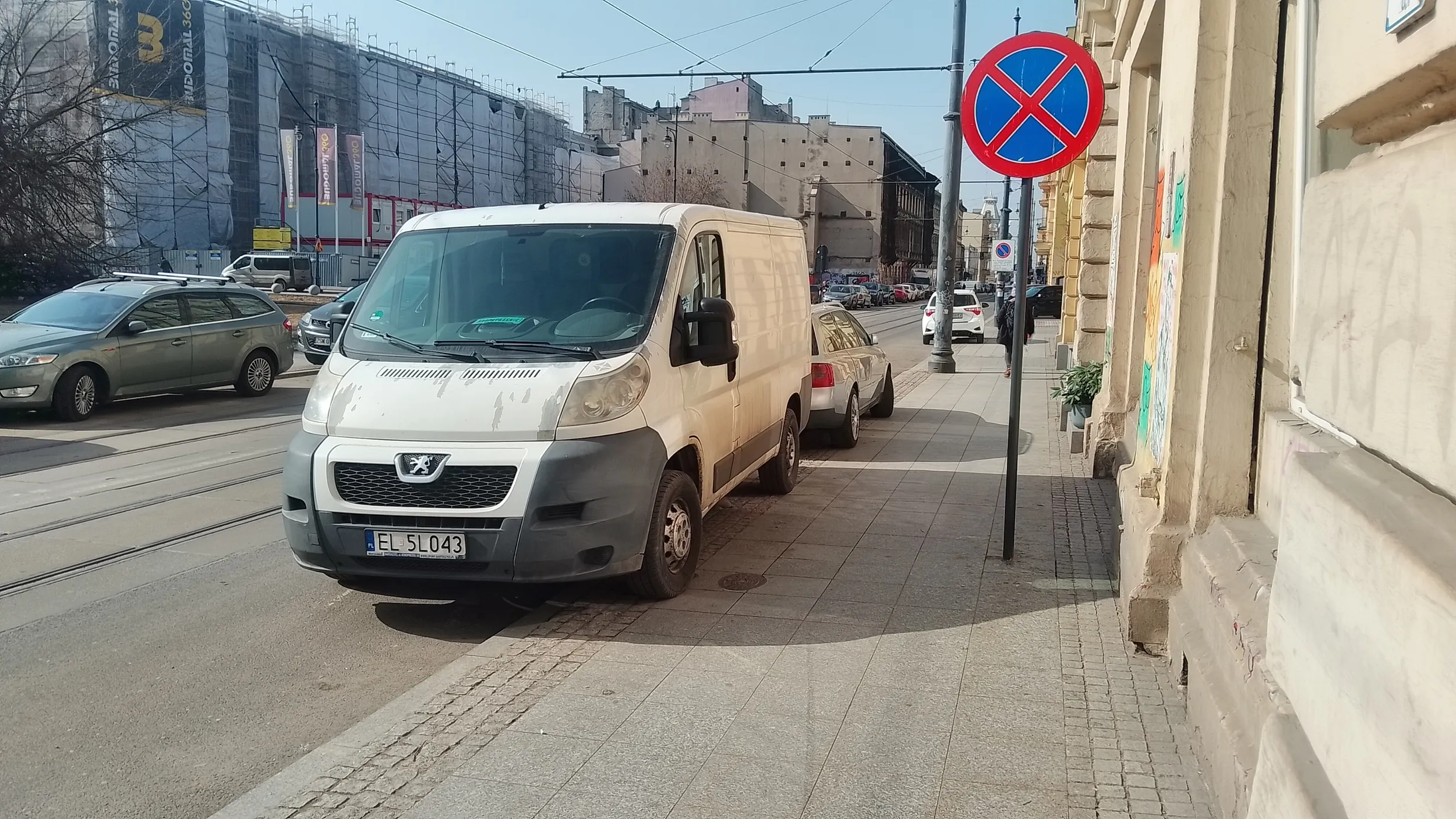 Parkowanie o odległości mniejszej niż 10 metrów od przejścia dla pieszych, parkowanie za znakiem B-36, zastawienie pasa rowerowego (znak poziomy P-27) Ulica Narutowicza przy Wschodniej, Łódź