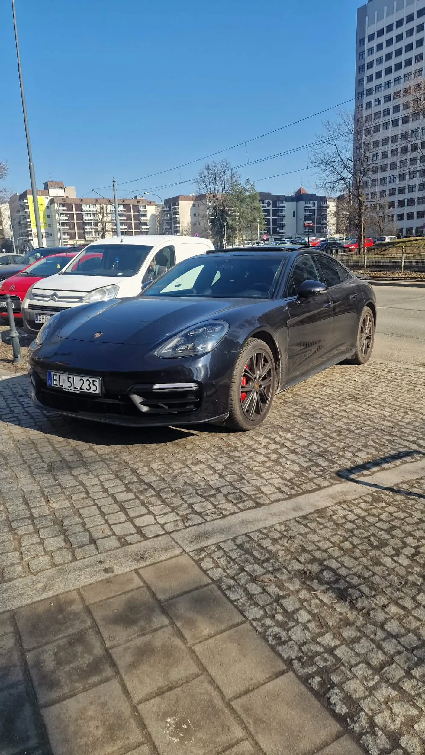 Laluś w super furze, który myśli że wszystko mu wolno. Stanął we wjeździe do przedszkola przez co nie mogła wjechać dostawa. Po zwróceniu uwagi przez pracownicę zamiast przeprosić i odjechać to zwyzywał kobietę od najgorszych. Niestabilny psychicznie gościu-unikać. Ciekawe czy przy mężczyźnie zachowałby się tak samo?