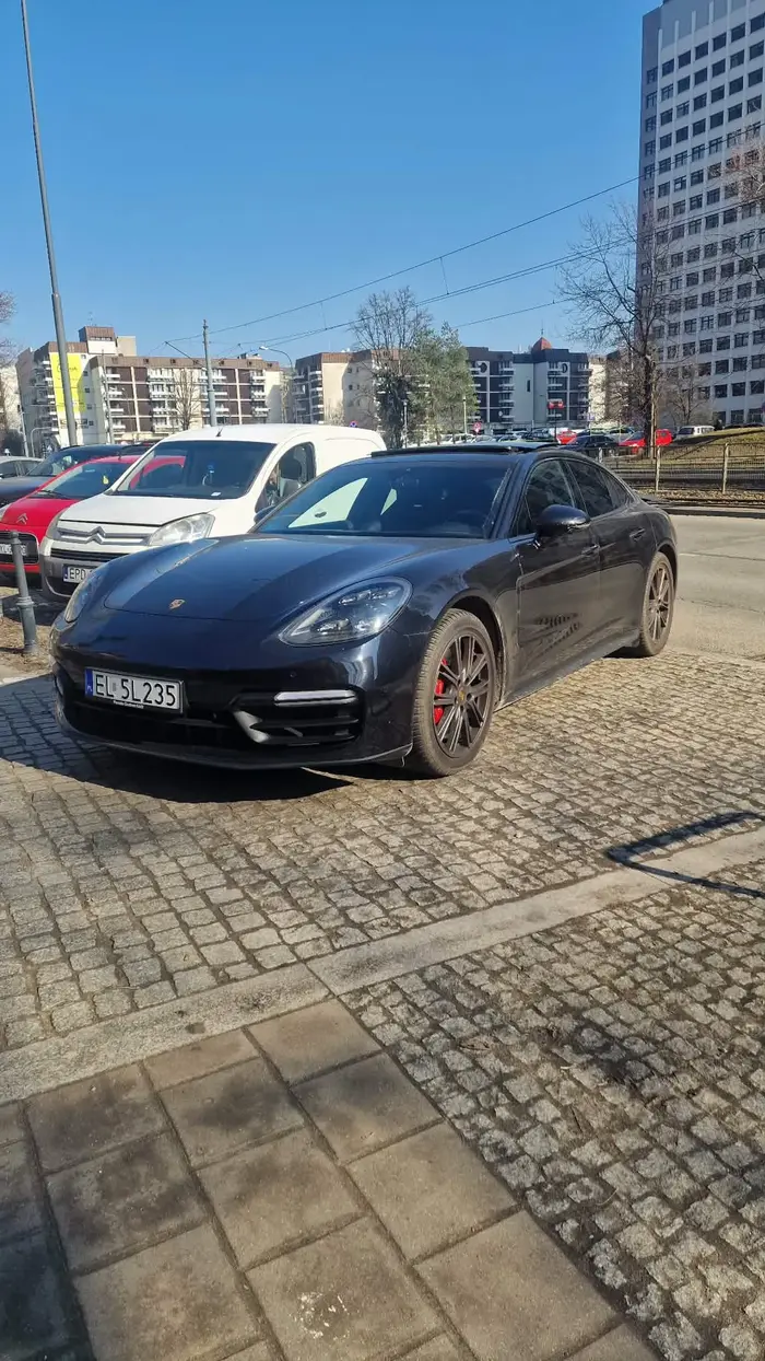 Laluś w super furze, który myśli że wszystko mu wolno. Stanął we wjeździe do przedszkola przez co nie mogła wjechać dostawa. Po zwróceniu uwagi przez pracownicę zamiast przeprosić i odjechać to zwyzywał kobietę od najgorszych. Niestabilny psychicznie gościu-unikać. Ciekawe czy przy mężczyźnie zachowałby się tak samo?