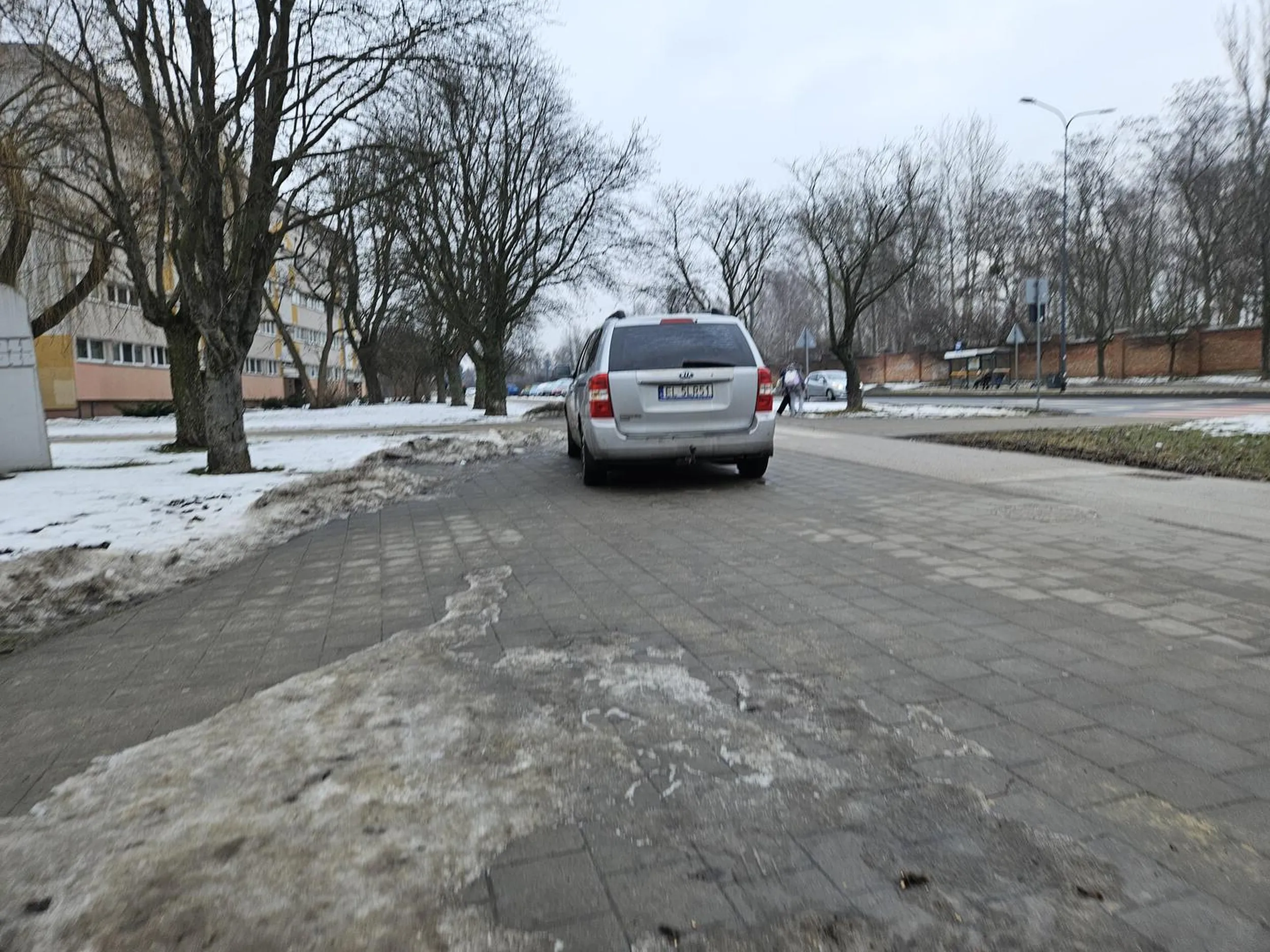Bardziej na środku chodnika stań