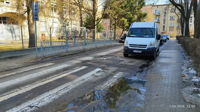 Mniej niż 10m przed przejściem dla pieszych