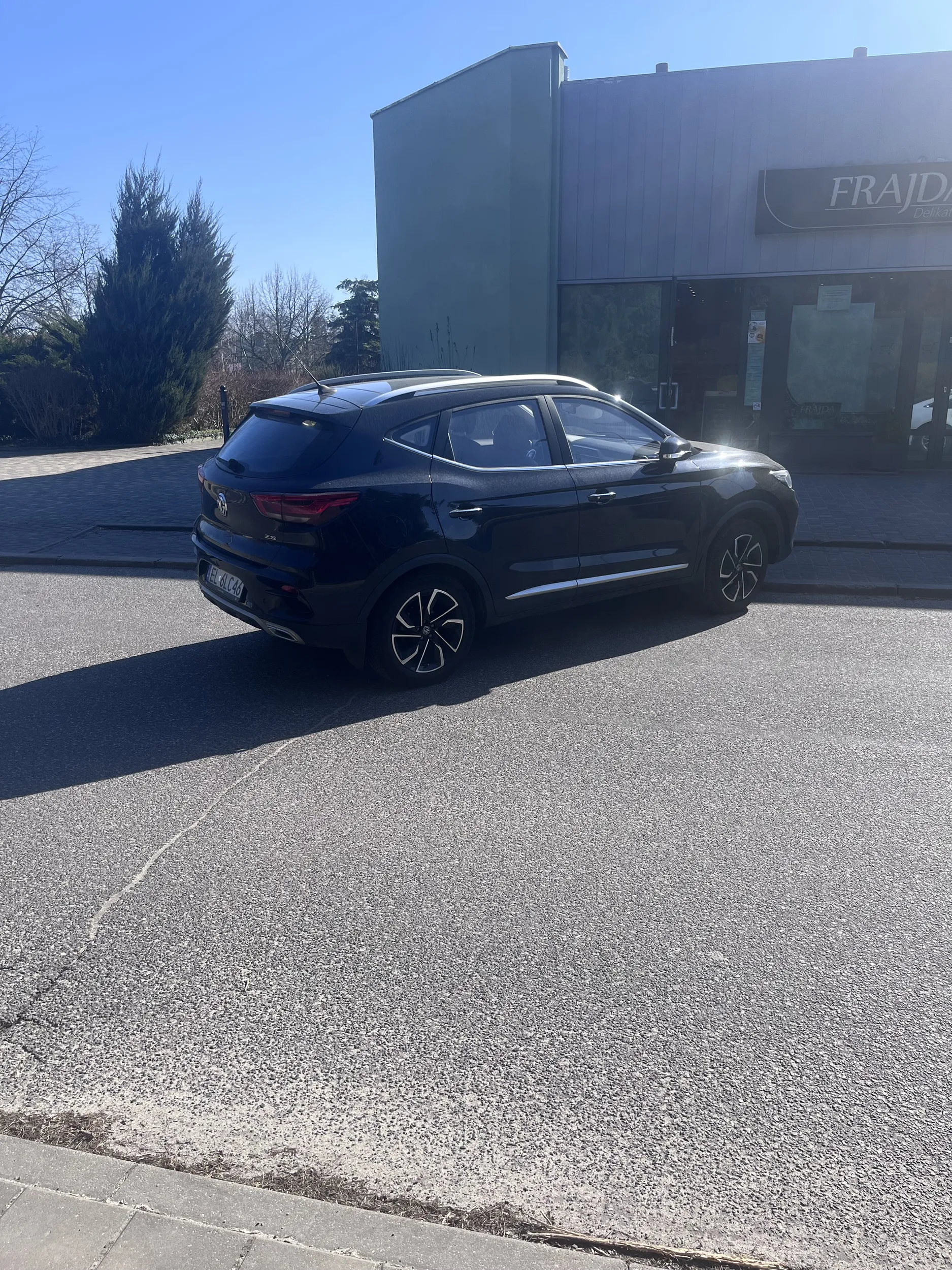 niektórzy mają problemy z wyobraźnią przestrzenną, inni nie potrafią parkować, a tu kierowca się zalicza do obydwu