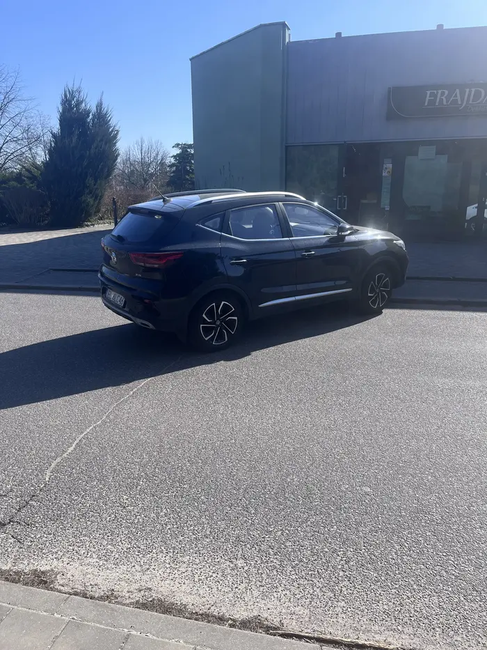 niektórzy mają problemy z wyobraźnią przestrzenną, inni nie potrafią parkować, a tu kierowca się zalicza do obydwu