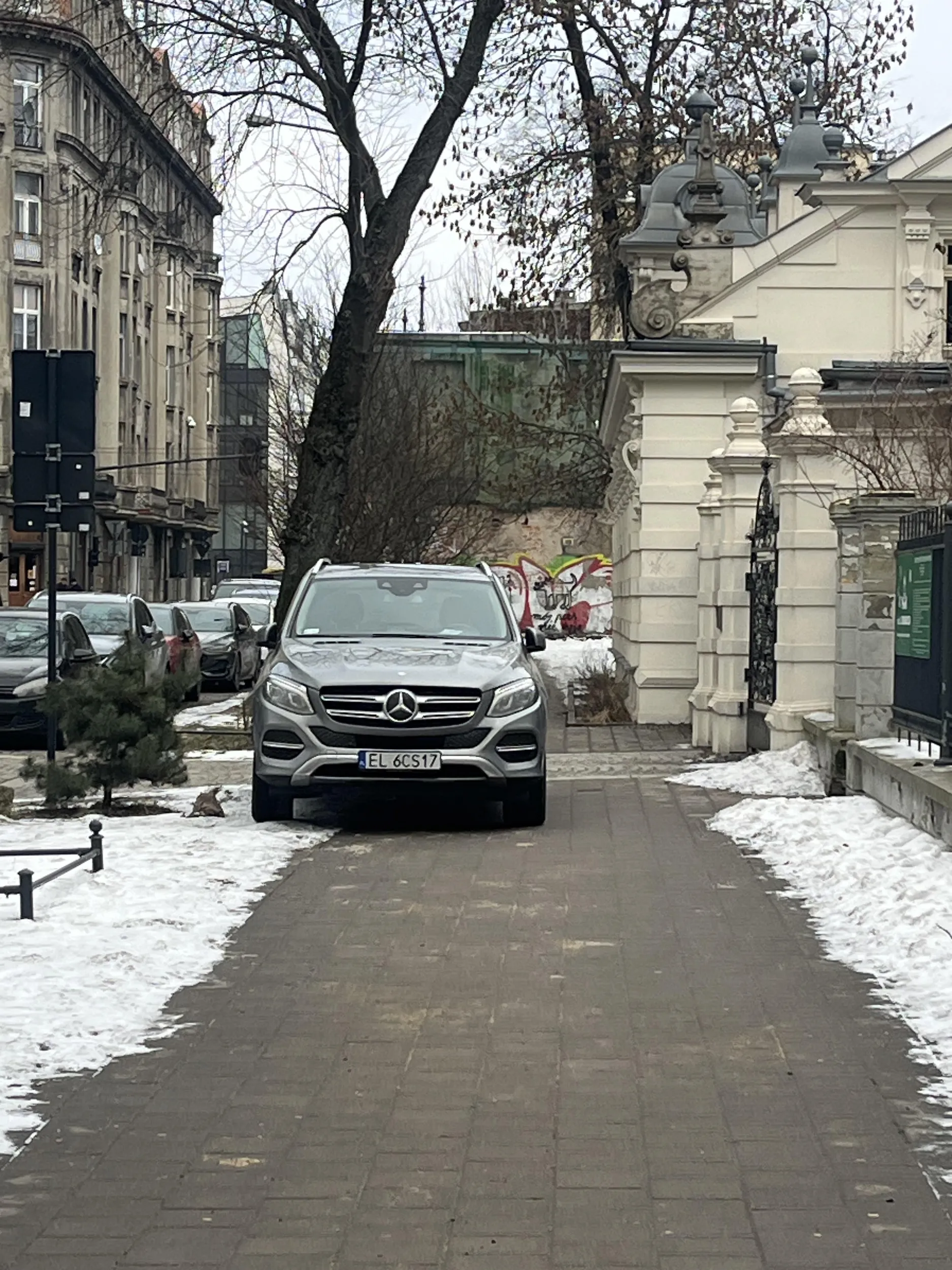 parkowanie na chodniku!!