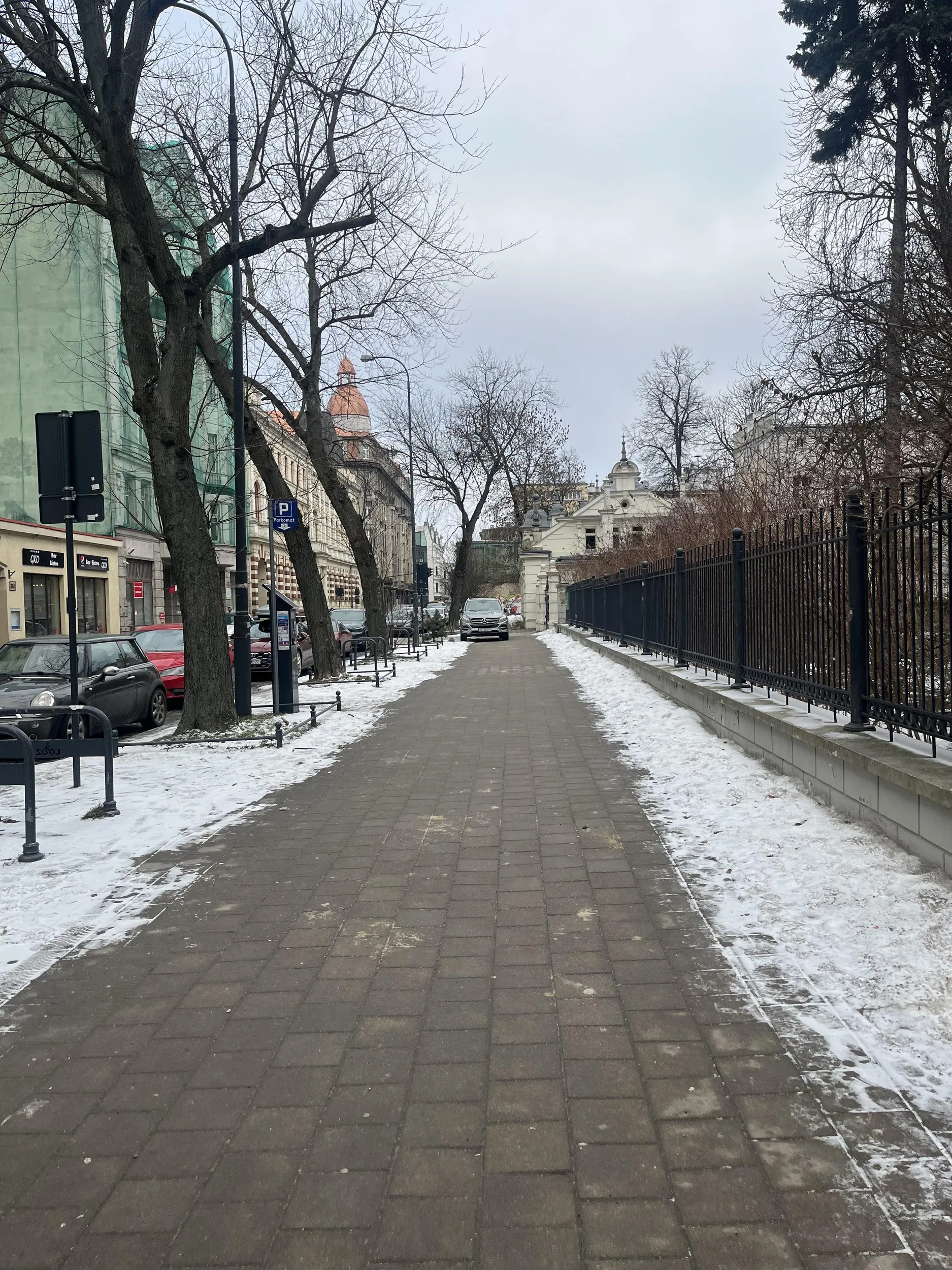 parkowanie na chodniku!!