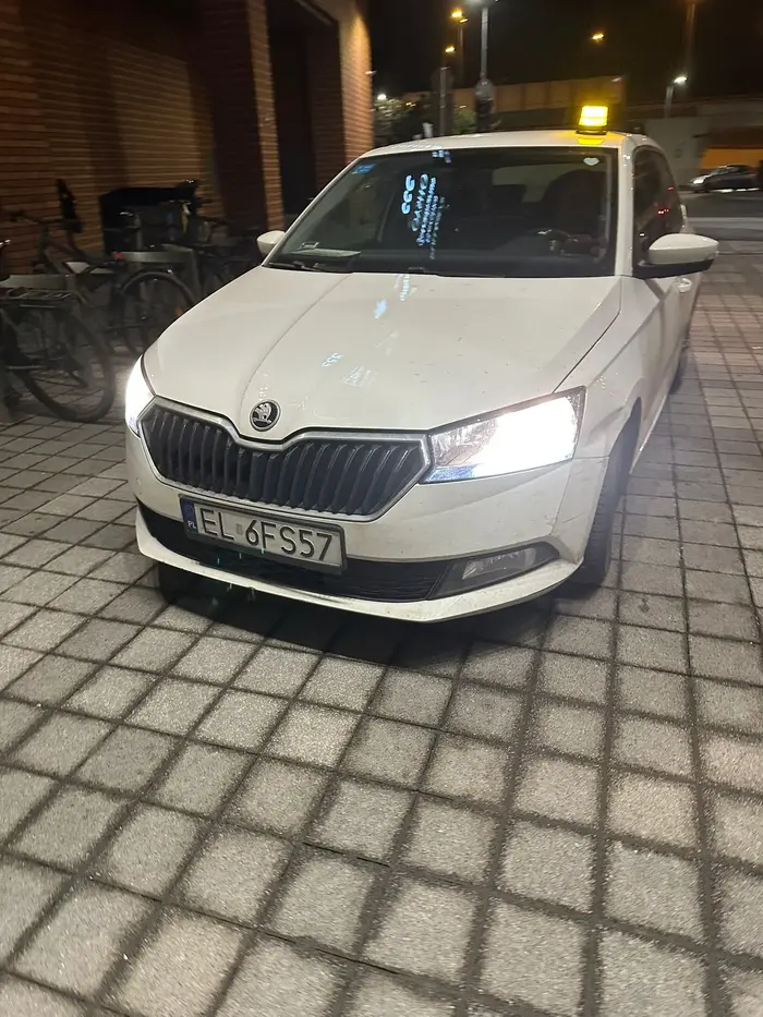 Ty palancie , wiesz że masz nielegalne światło oraz że nie parkuje się przed drzwiami ewakuacyjnymi oraz że się po chodniku nie jeździ , jak masz za duży brzuch to spacerek właśnie ci pomoże