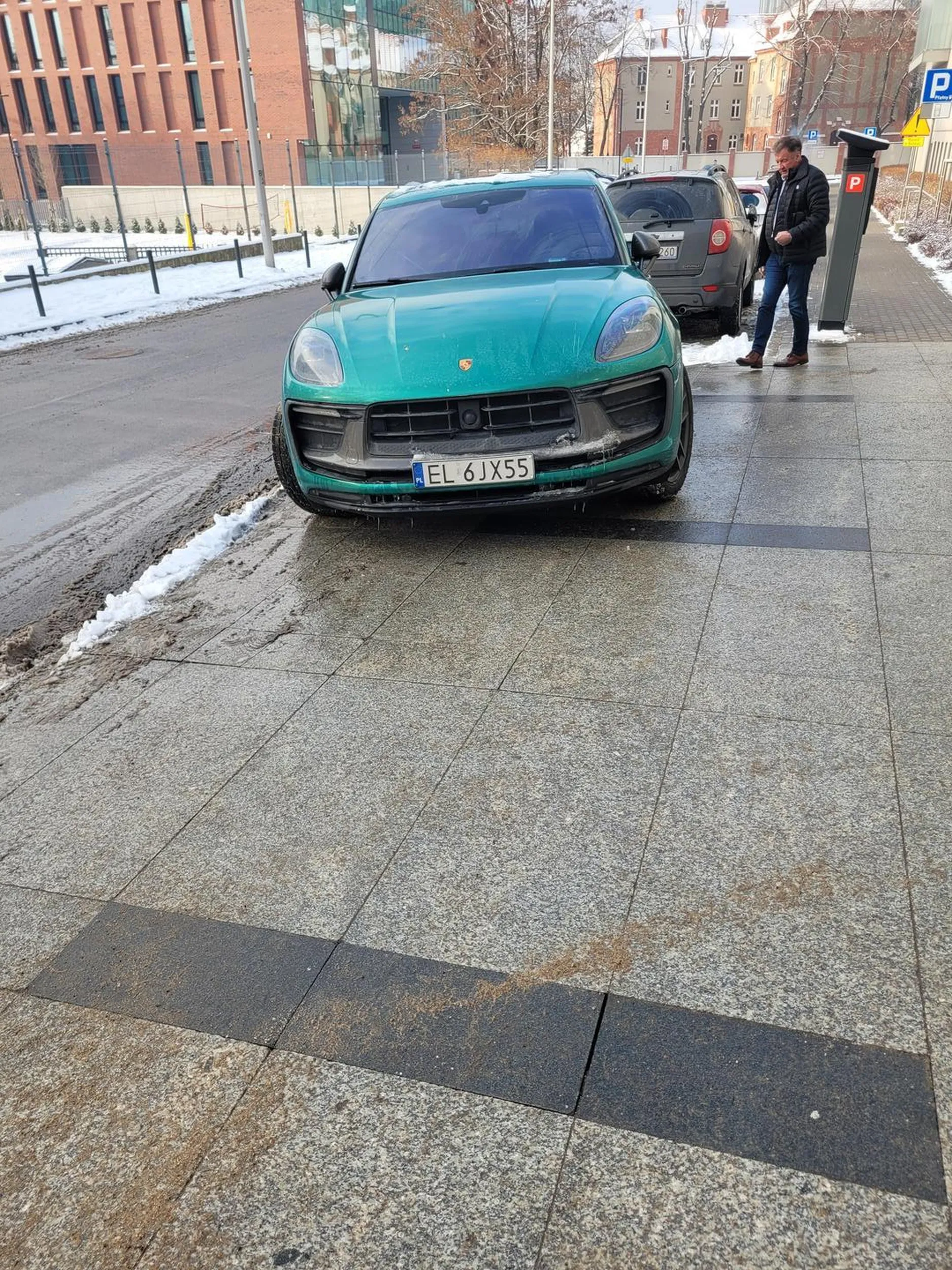 Regularnie niszczy chodnik pod Sądem Okręgowym w Poznaniu, nie umie parkować.