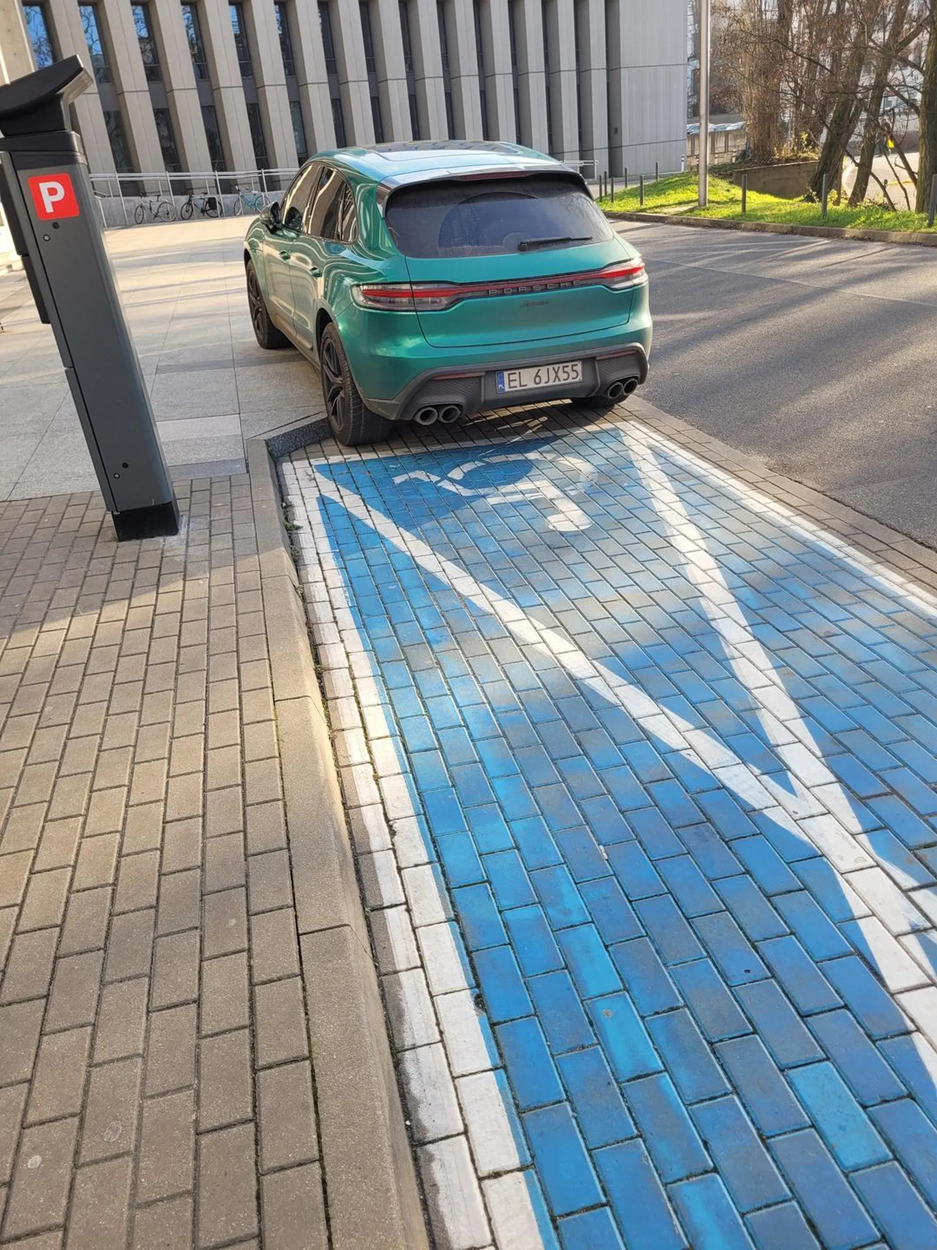 Regularnie niszczy chodnik pod Sądem Okręgowym w Poznaniu, nie umie parkować.