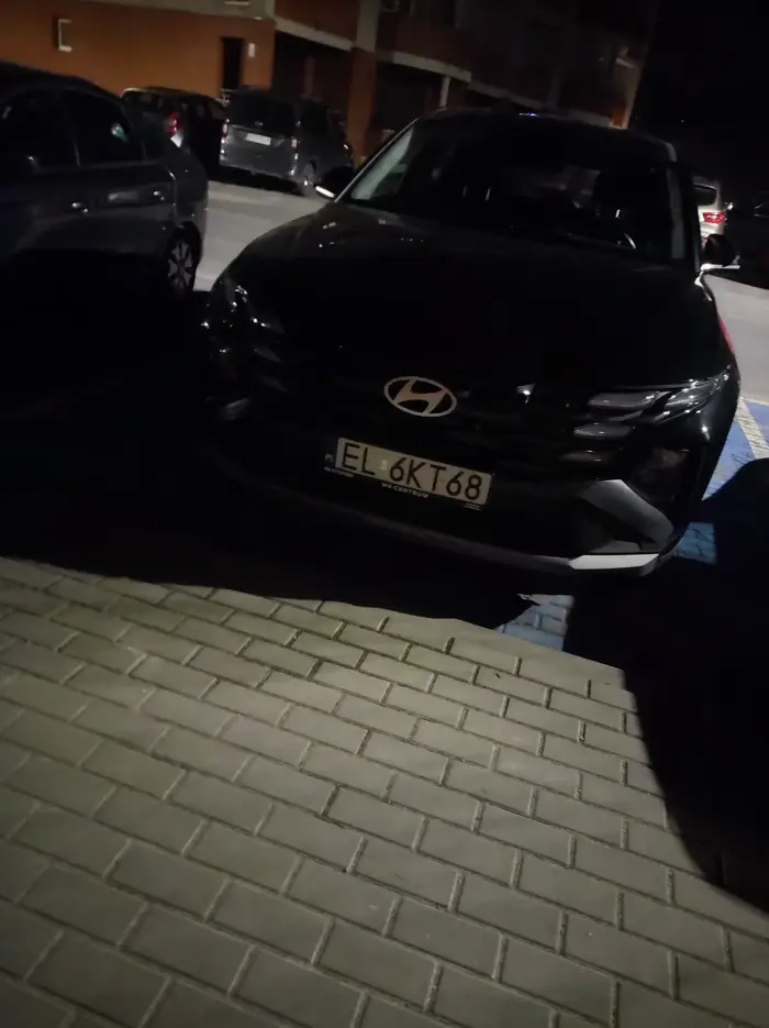 Tradycyjnie parkowanie na miejscu dla osób niepełnosprawnych bez legitymacji.