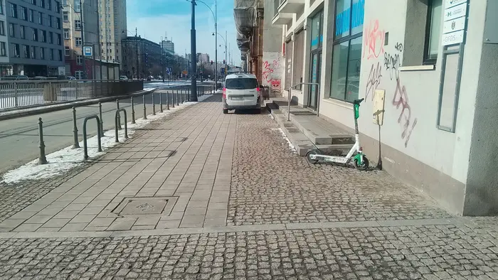 Sto metrów od parkingu kierowca twierdzi, że nie miał gdzie zaparkować... Wybrał niszczenie chodnika, narażanie pieszych o złamanie Art. 26 pkt 3, ppkt 3) prawa o ruchu drogowym czyli zakup 8 punktów karnych za 1500 złotych.