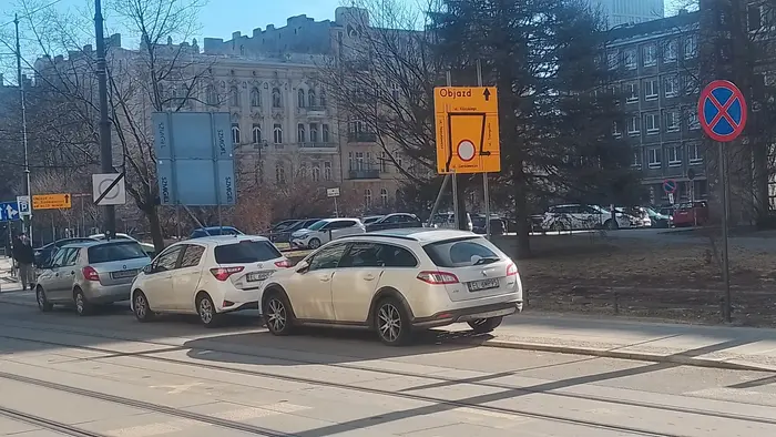 Na zakazie zatrzymywania, 6 metrów od przejścia. Ciekawe czy się opłaciło.