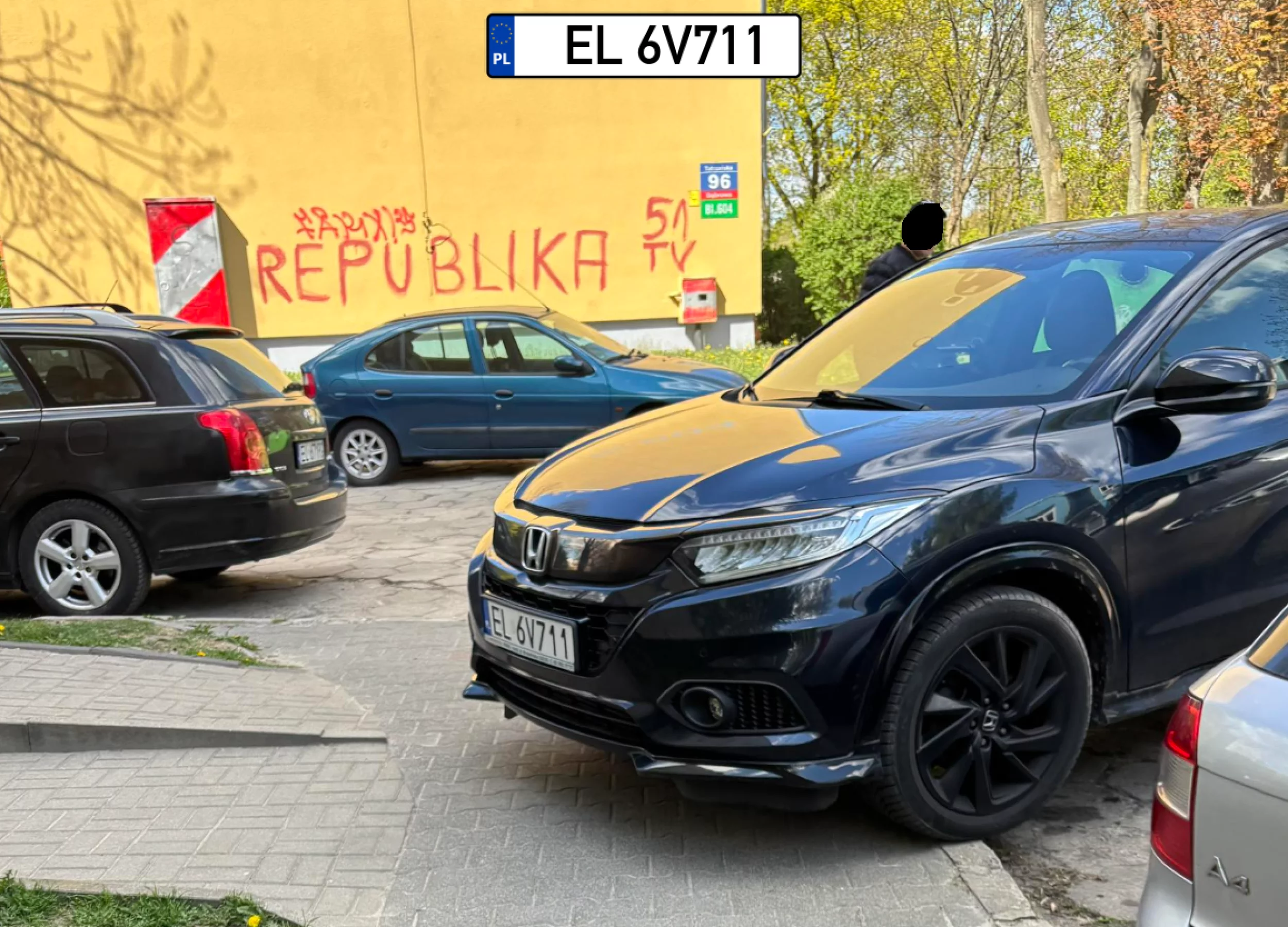 Zjazd dla wózków ale on ma w do d$$$ aż mu ktoś nie przypier$$$ tym wózkiem. Najlepiej sklepowym z 50kg cukru.