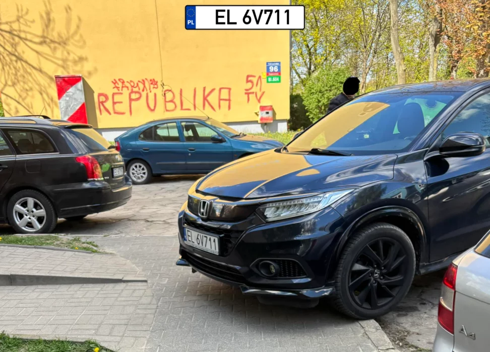 Zjazd dla wózków ale on ma w do d$$$ aż mu ktoś nie przypier$$$ tym wózkiem. Najlepiej sklepowym z 50kg cukru.