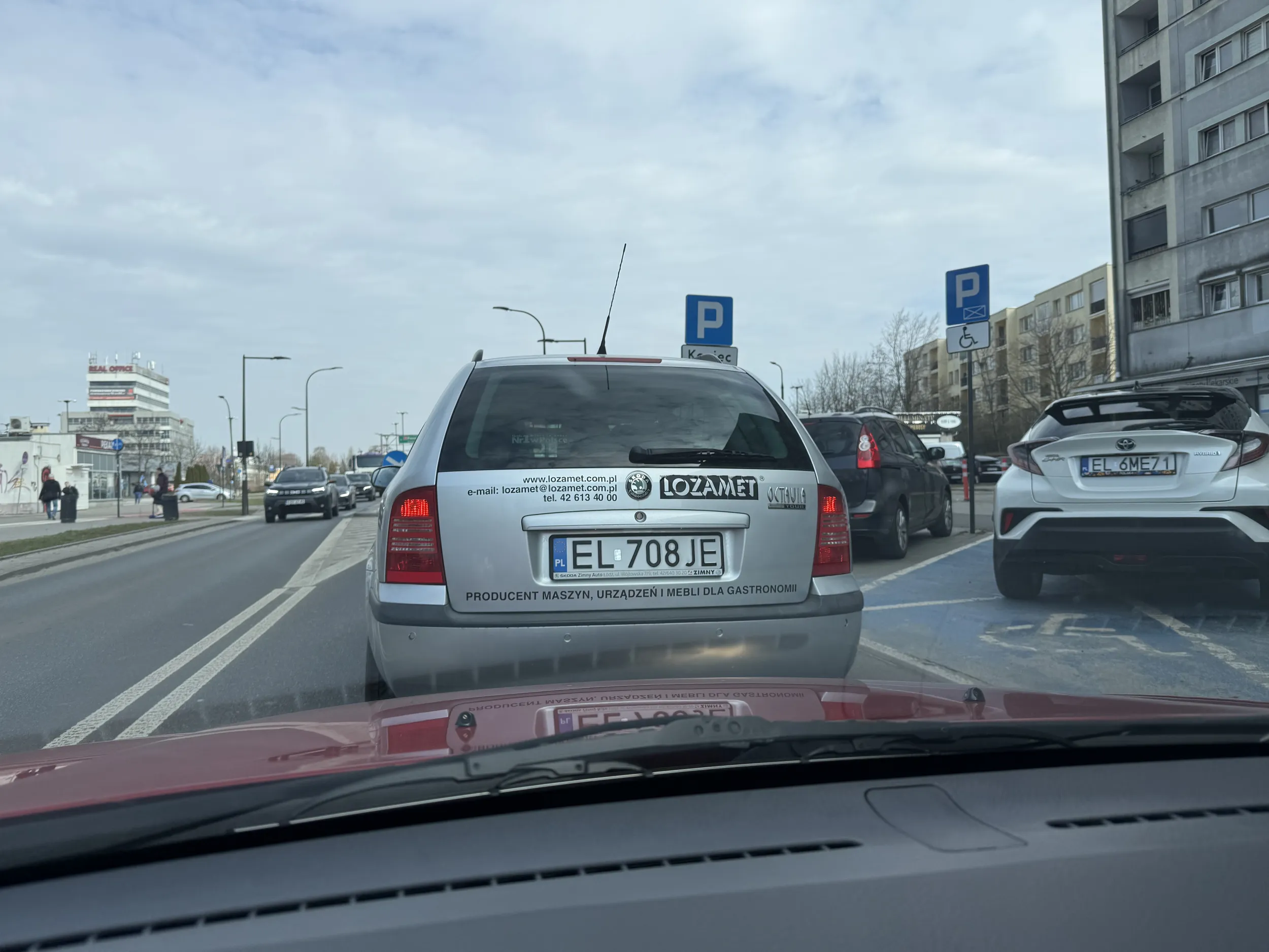 Dziad zasrany, gdy byłem na kończącym się pasie i chciałem zjechać to specjalnie przyspiesza i trąbi na mnie podczas gdy nawet nie miałem kierunkowskazu że chce zjechać. Dziadyga pieprzony