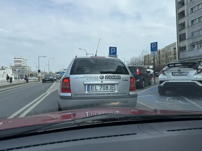 Dziad zasrany, gdy byłem na kończącym się pasie i chciałem zjechać to specjalnie przyspiesza i trąbi na mnie podczas gdy nawet nie miałem kierunkowskazu że chce zjechać. Dziadyga pieprzony