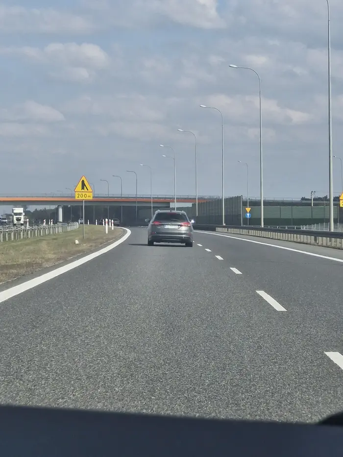 Tragiczny kierowca, uważajcie na niego... (na zdjęciu sciaga go caly czas na lewo, chyba coś z autem, mam nadzieję..)