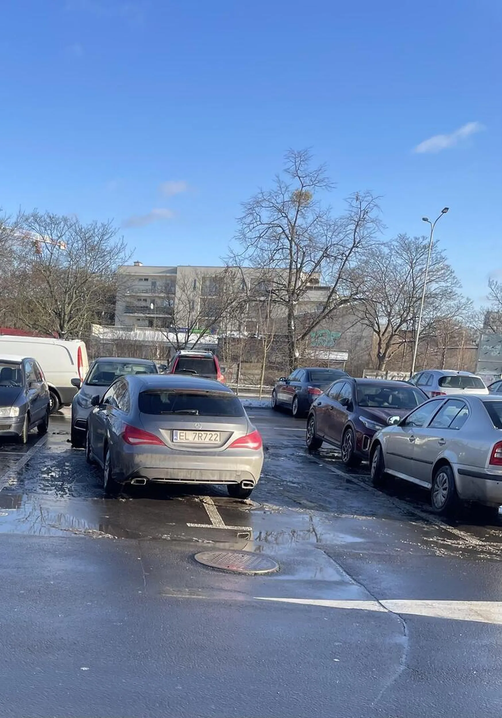 Pan z Piękną  blondi (plastik ) mają innych w dupie