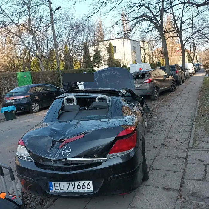 Kierowca na bank pijany lub naćpany spowodował wypadek na ulicy Przyszkole/Brzozowskiego i uciekł.