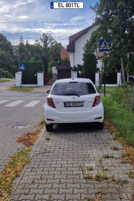 Szczęśliwy pewnie, że się zmieścił.