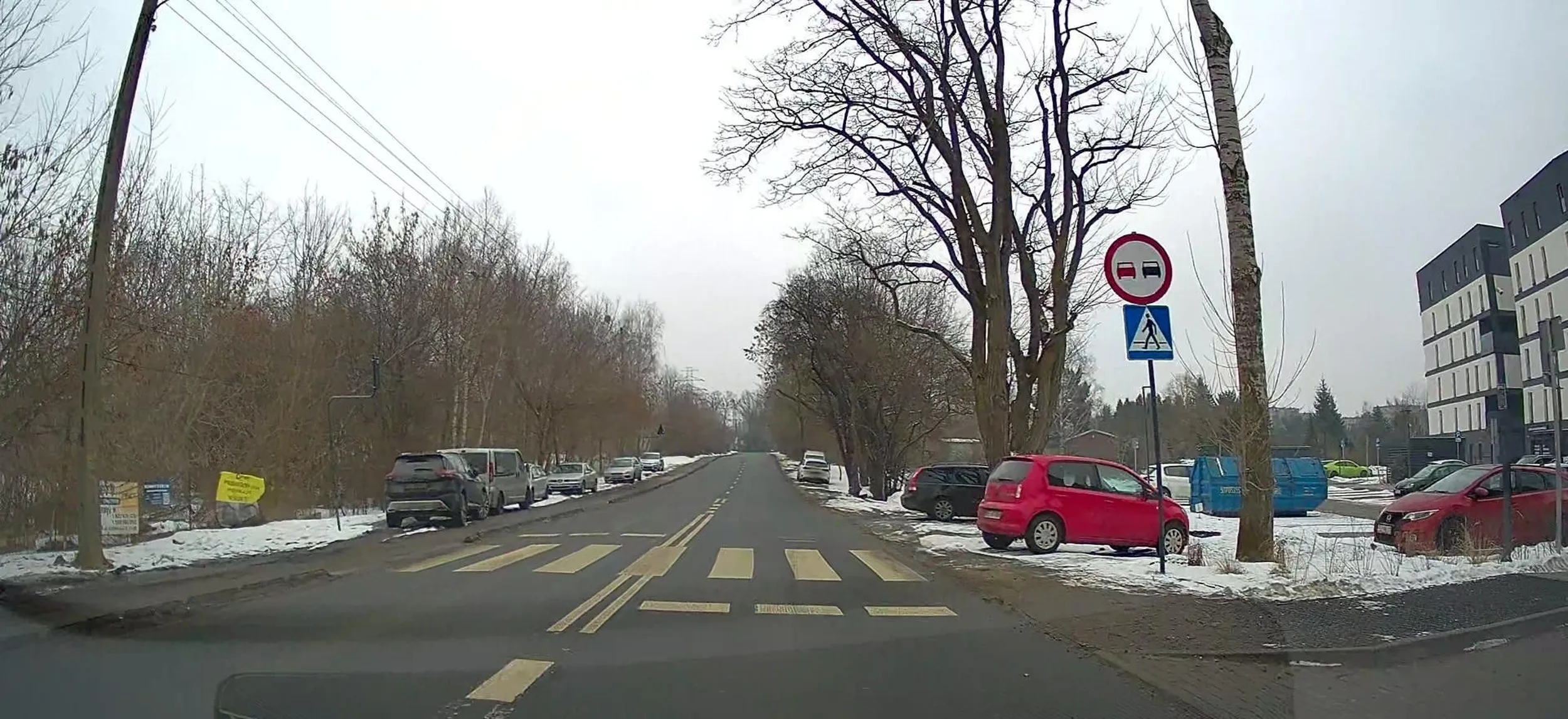 Ruro zwroć uwagę na znak ale ten na dole a nie na ten z czerwonym autkiem bo to nie znak informujący o miejscu parkingowym dla twojego bobka