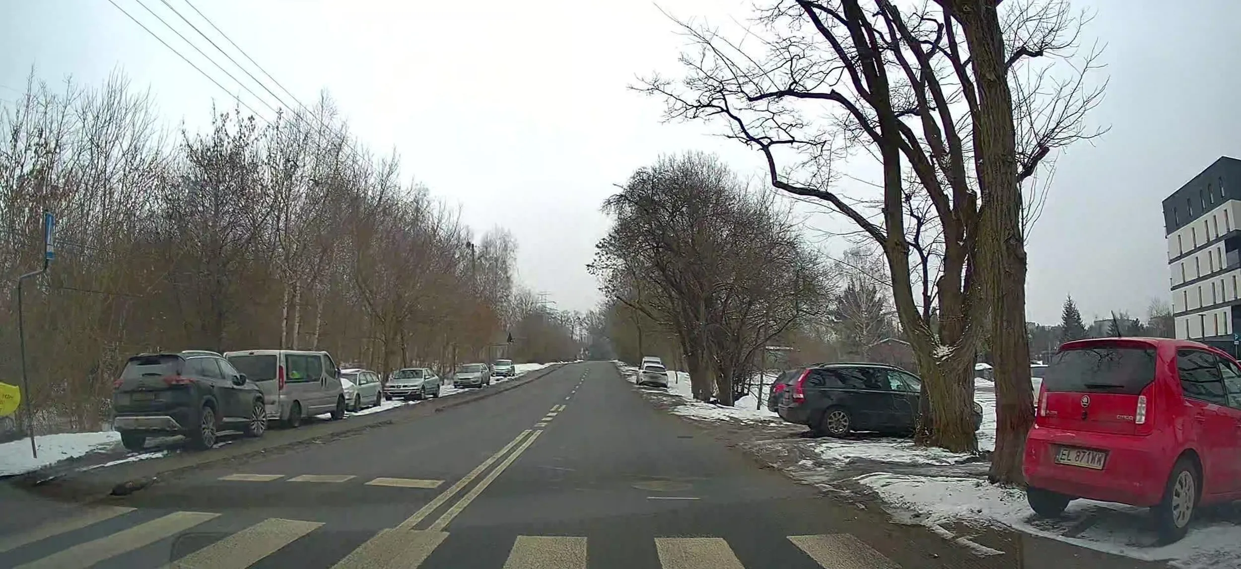 Ruro zwroć uwagę na znak ale ten na dole a nie na ten z czerwonym autkiem bo to nie znak informujący o miejscu parkingowym dla twojego bobka