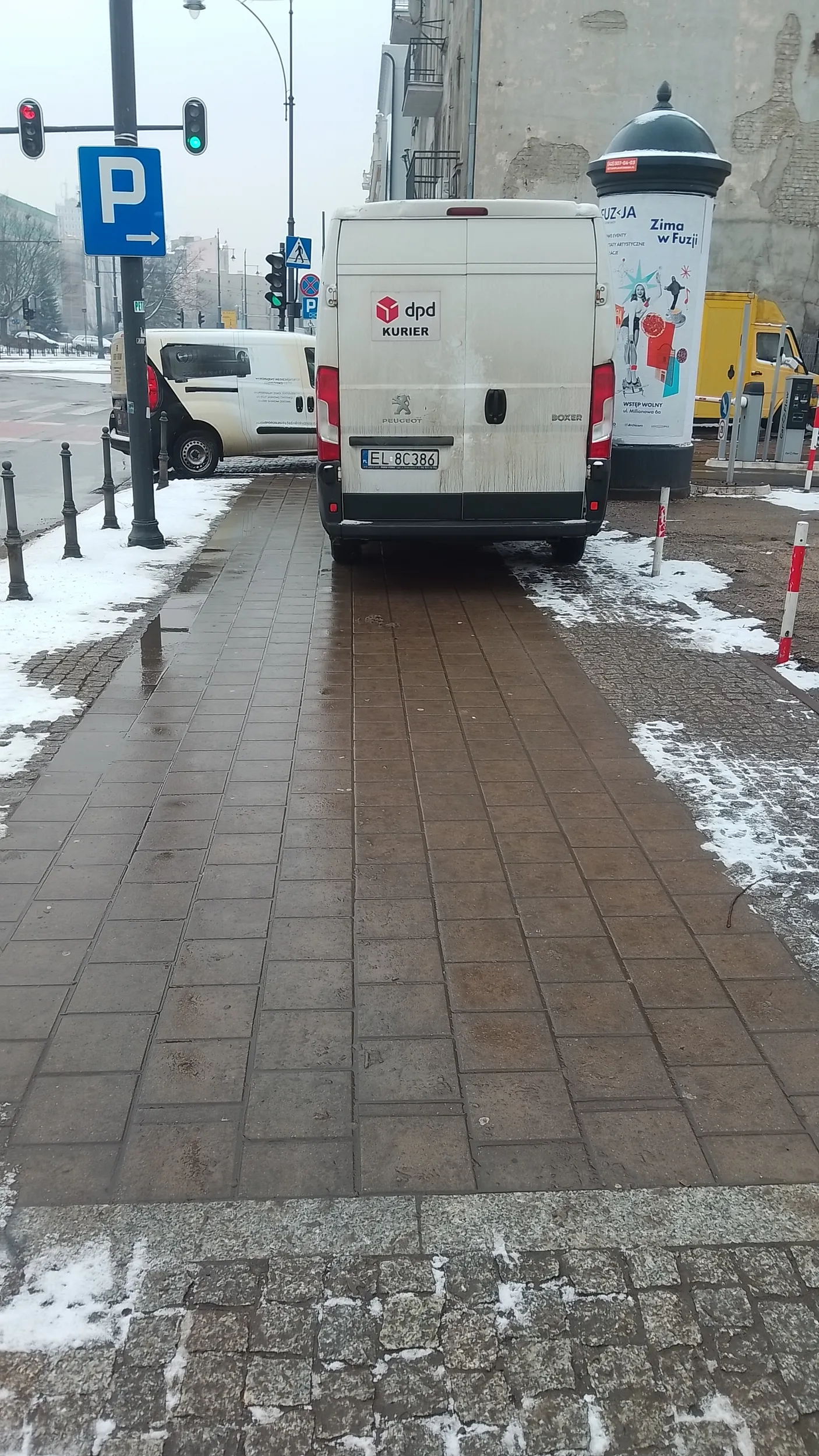 Kiedyś, żeby zostać tragarzem, wystarczyło być silnym i głupim.  Współcześnie tragarzami są kurierzy. Art. 26 ust. 3. Kierującemu pojazdem zabrania się: (...) 3) jazdy wzdłuż po chodniku lub przejściu dla pieszych. Kara wynosi 1500 złotych, co a dodatkowo kierowca otrzymuje 8 punktów karnych.