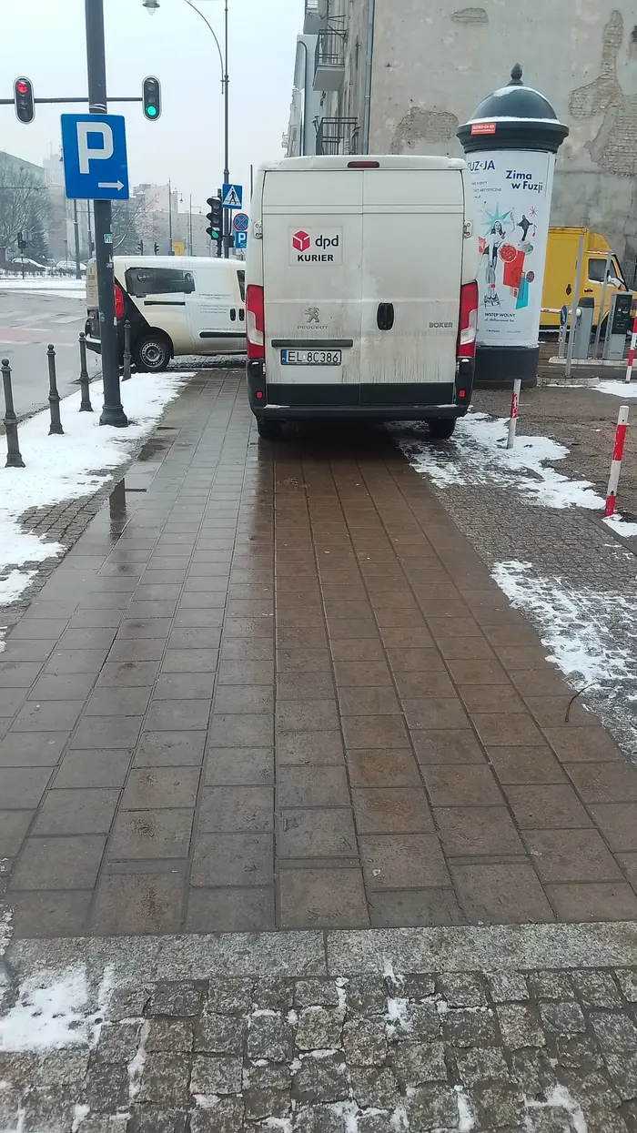 Kiedyś, żeby zostać tragarzem, wystarczyło być silnym i głupim.  Współcześnie tragarzami są kurierzy. Art. 26 ust. 3. Kierującemu pojazdem zabrania się: (...) 3) jazdy wzdłuż po chodniku lub przejściu dla pieszych. Kara wynosi 1500 złotych, co a dodatkowo kierowca otrzymuje 8 punktów karnych.