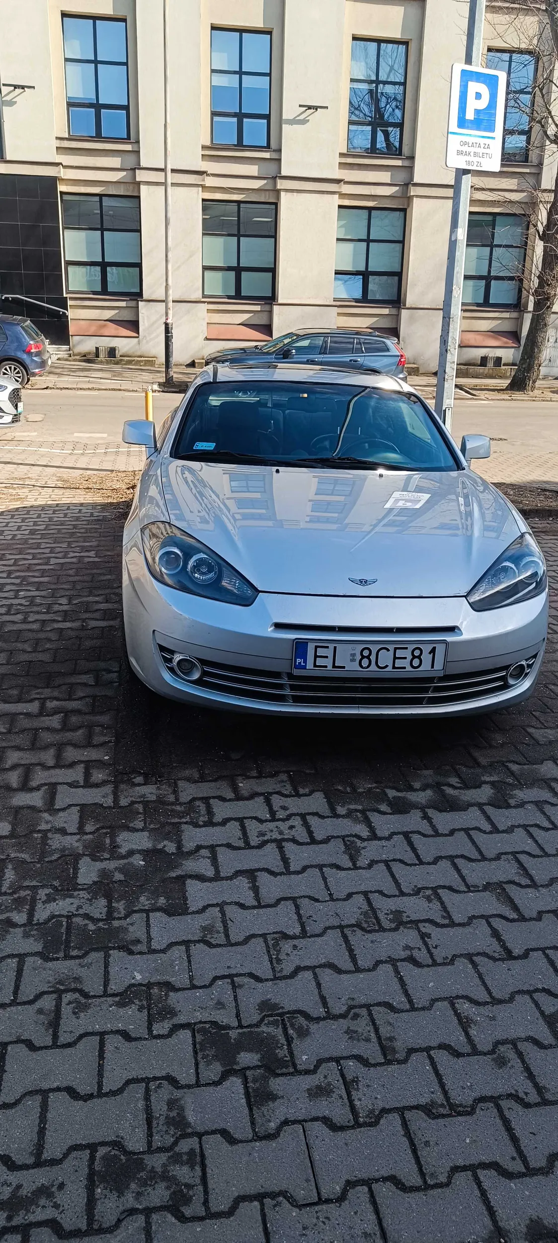 Chłop nie potrafi parkować pod FitFabric przy Kilińskiego. Uważać na niego.