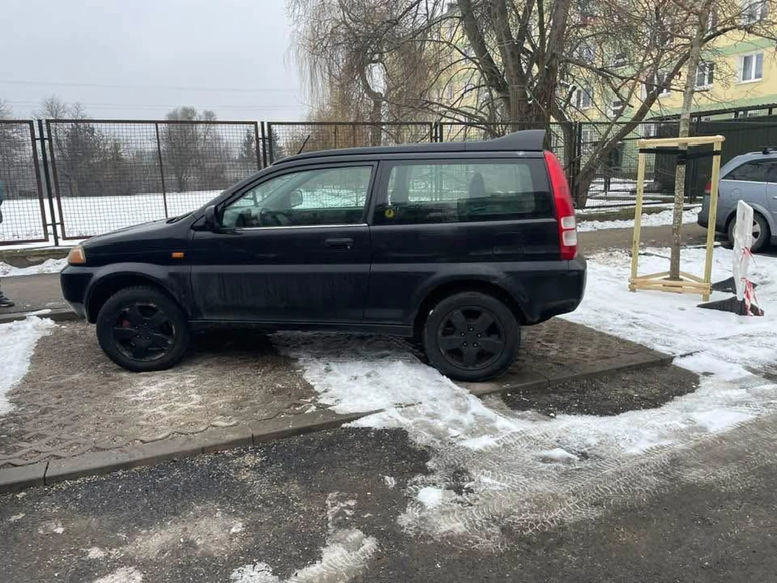 Mistrz parkowania pod blokiem. Trzymaj miejsce specjalnie jak twoja niunia wróci po pracy ? Robisz to nagminnie kanalio. Niech się trafi tylko okazja to będziesz biegiem śmigał po nowe opony bo widzę że już takie leciwe masz. Ot taka sąsiedzka przysługa