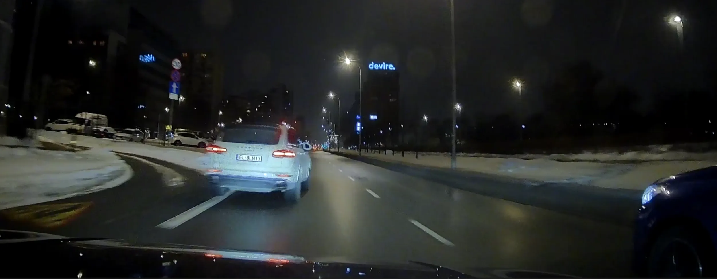 Frustrat. Nie potrafi wytrzymać przepisowej jazdy. Wyprzedza pasem do skrętu stwarzając skrajnie niebezpieczną sytuację.