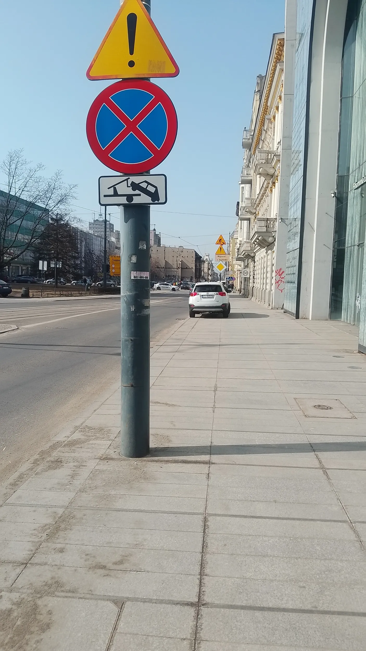 Kierowca, klasyczny cwany gapa, parkuje za znakiem B-36 z tabliczką T-24 i znakiem A-30. Na pytanie czy wie, że stoi na zakazie, odpowiada, że wie. Wydaje się w dyskusje, rzucając klasyczne: - A komu ja przeszkadzam, że stanę tu na dwie minuty. ul. Narutowicza przy Filharmonii, Łódź (Poszło zgłoszenie do Wydz. Ruchu Drogowego Policji)