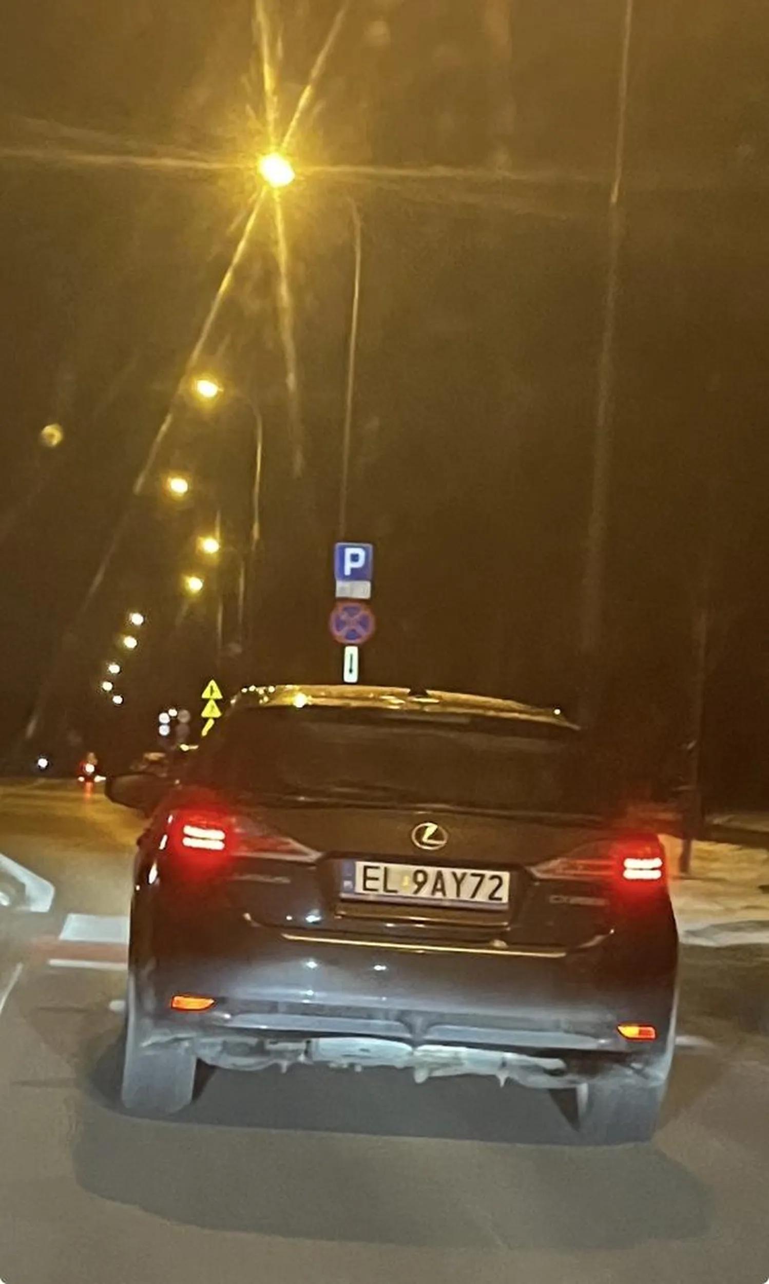 Uwaga na tego człowieka, nie zna przepisów ruchu drogowego i pierwszeństwa na rondzie, używa bezpodstawnie sygnałów dźwiękowych i generalnie nie wygląda na najostrzejszą kredkę w piórniku :)