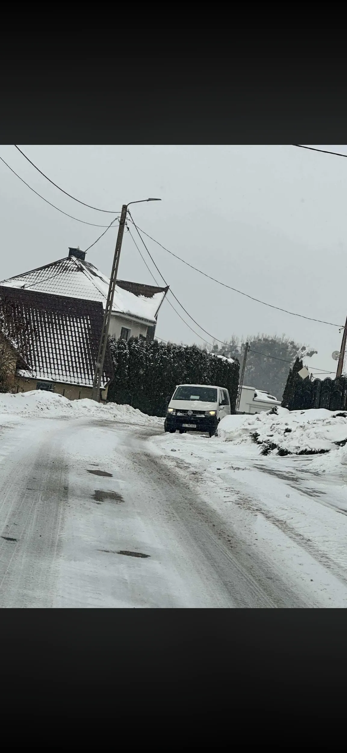 Twoch xweli w białym vanie VW podjeżdżają na posesji w poszukiwaniu pracy na terenie kuj-pom